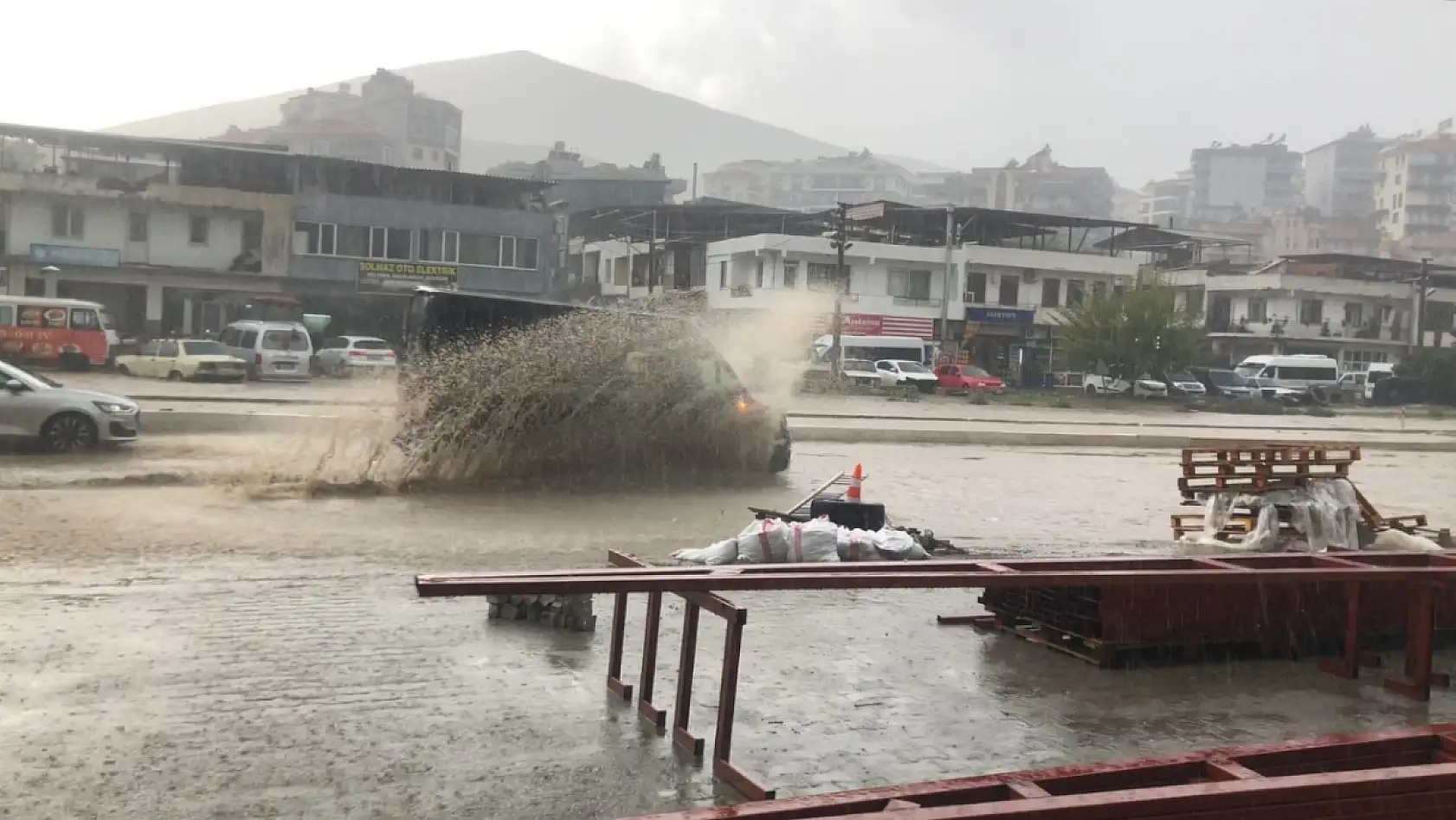 Milas'ta Sağanak Yağış Hayatı Felç Etti: Araçlar Suya Gömüldü, Vatandaşlar İsyan Etti