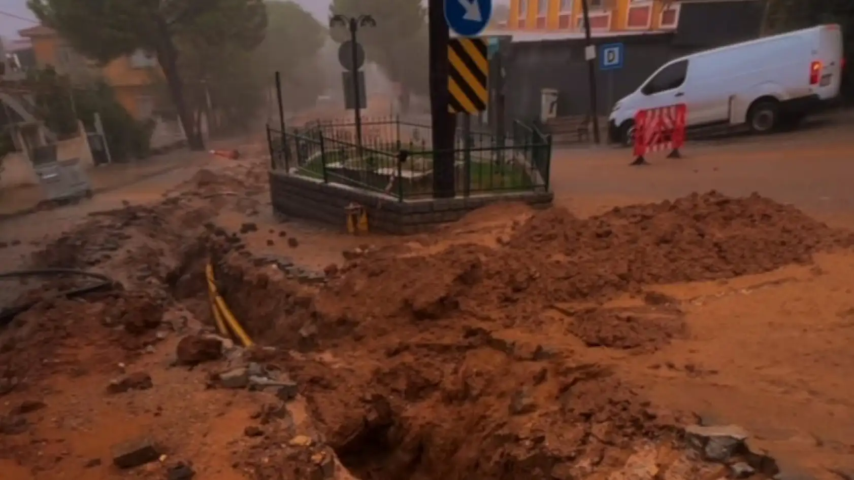 Milas'ta Sağanak Yağış Hayatı Felç Etti: Araçlar Suya Gömüldü, Vatandaşlar İsyan Etti