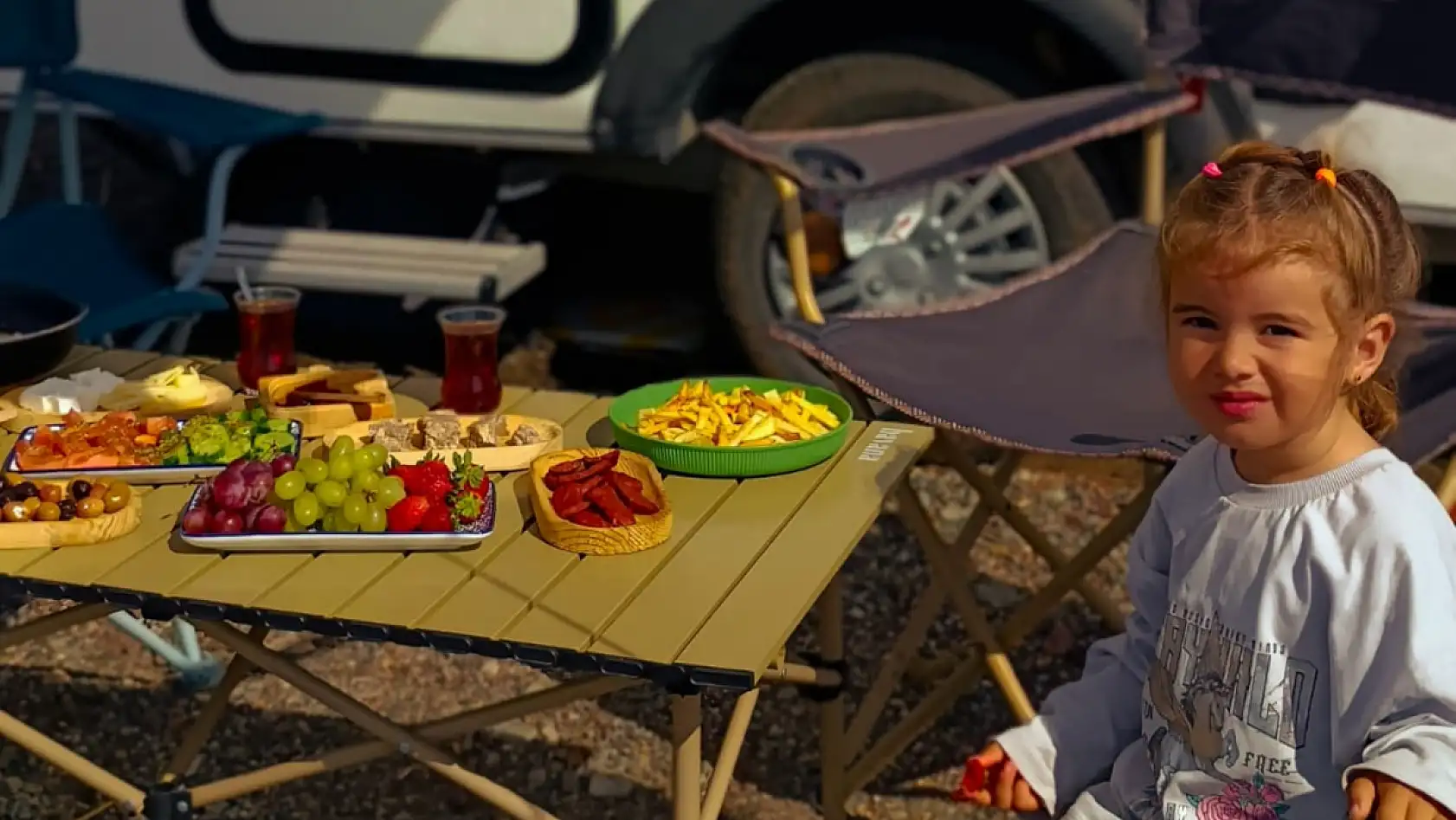 Milas'ta ilham veren bir hikâye: Şehir hayatından sıkılan aile karavanla yaşamaya başladı