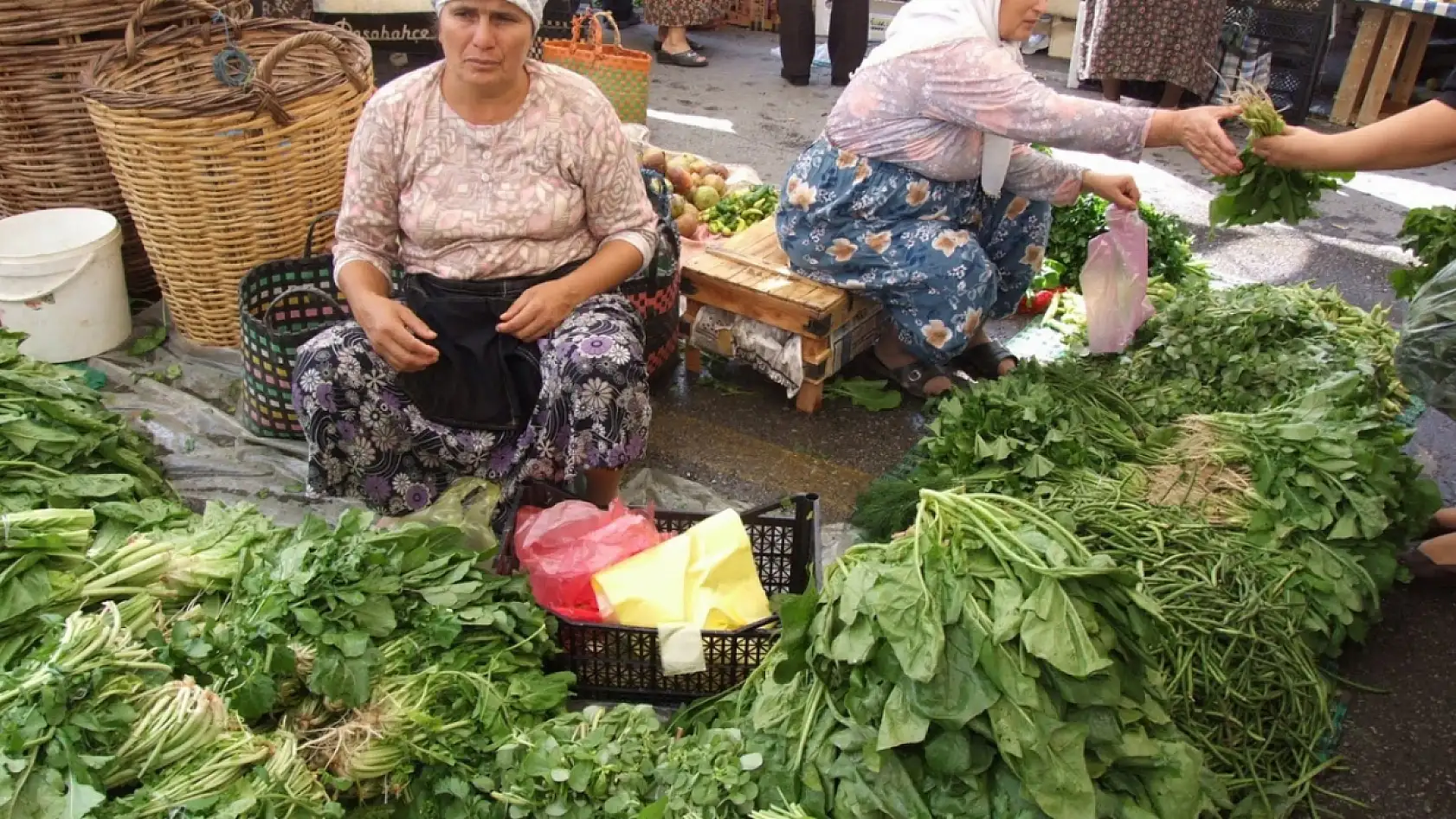 Pazarda bahar erken geldi: Milas tezgâhlarında neler var?