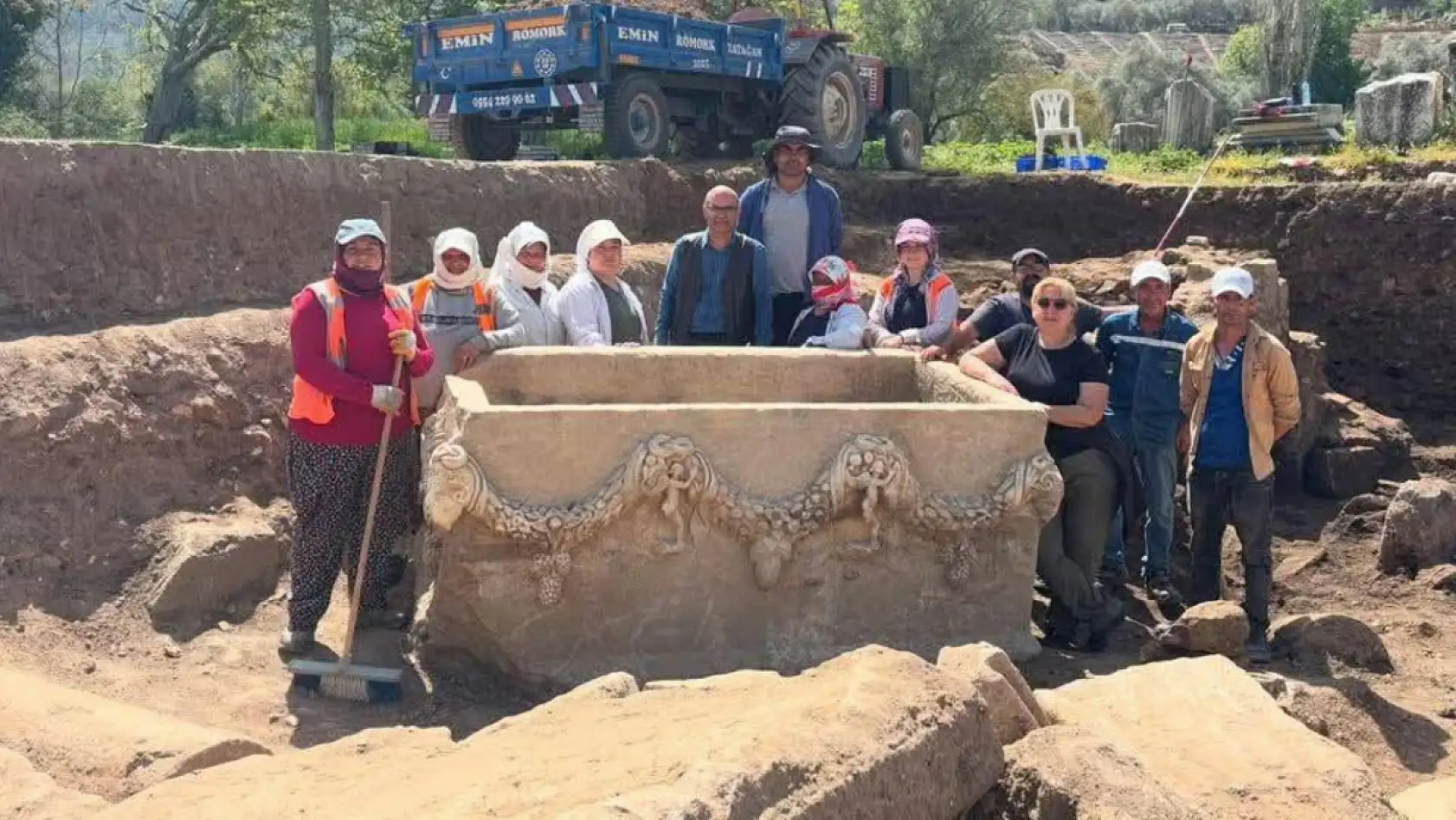 Yatağan'da büyüleyen keşif: 2 bin yıllık girlandlı lahit bulundu