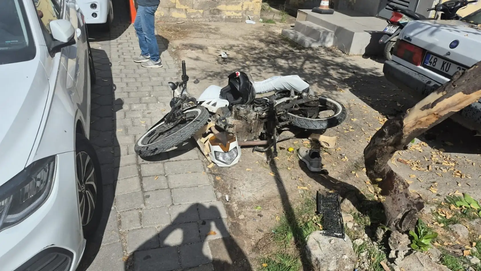 Milas'ta Otomobille Çarpışan Motosiklet Sürücüsü Savruldu, Otobüsün Camına Çarptı: 2 Yaralı