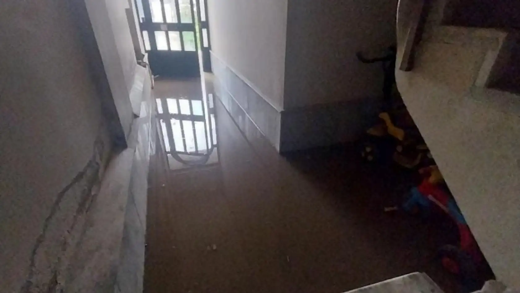 Milas'ta Sağanak Yağış Hayatı Felç Etti: Araçlar Suya Gömüldü, Vatandaşlar İsyan Etti