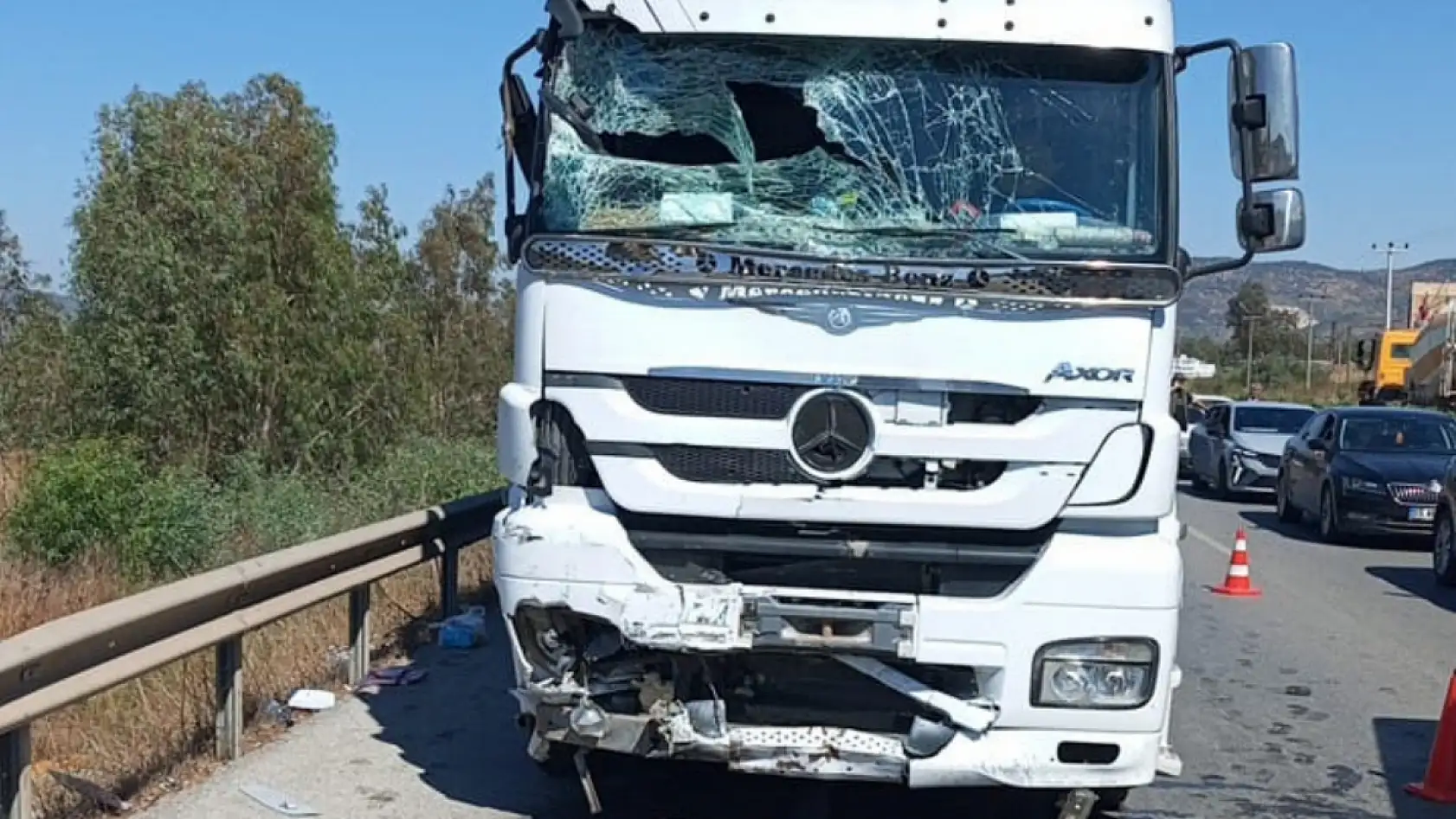 Milas Bodrum Karayolu'nda can pazarı: TIR yolcu minibüsüne çarptı, 1 ölü 11 yaralı