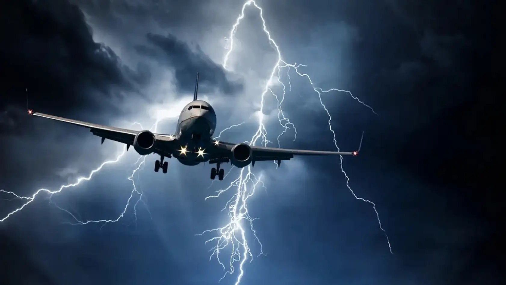 Milas seferi yapan aynı uçağa iki defa yıldırım çarptı