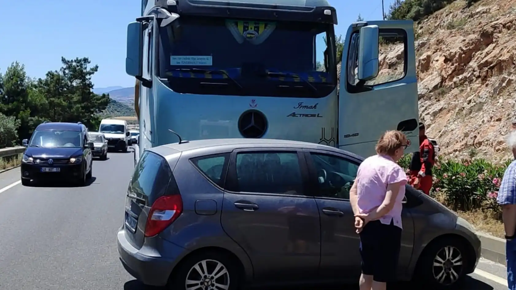 Tır ile otomobil çarpıştı bir kişi hafif yaralandı