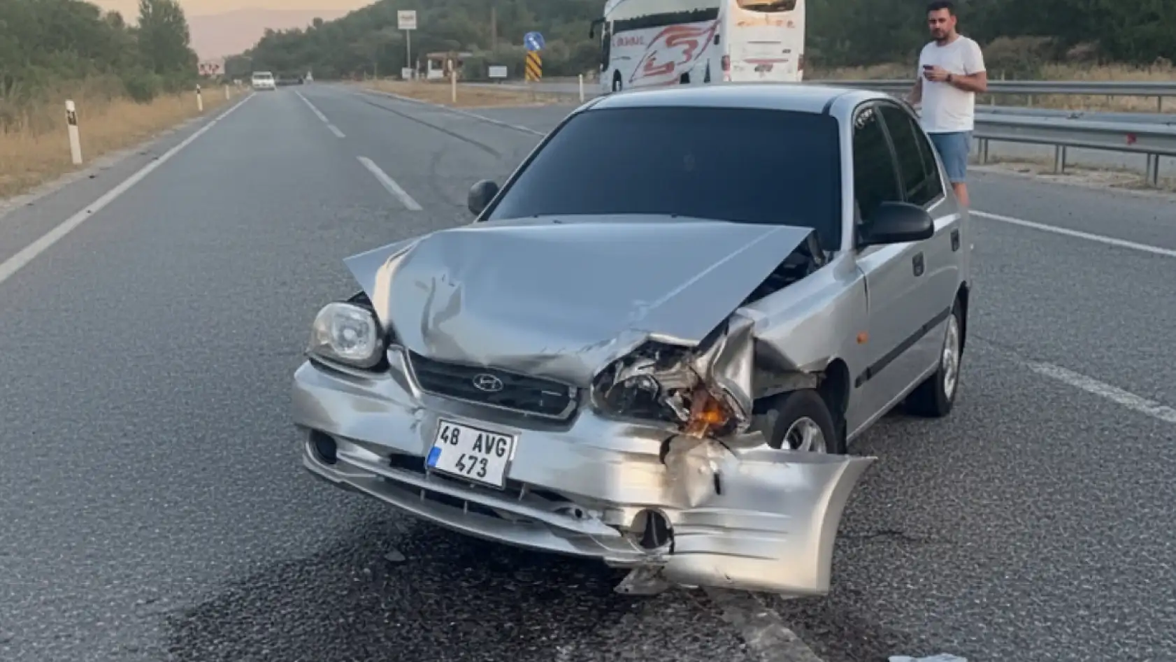 Milas Söke Karayolu'nda meydana gelen kazada 2 yolcu yaralandı