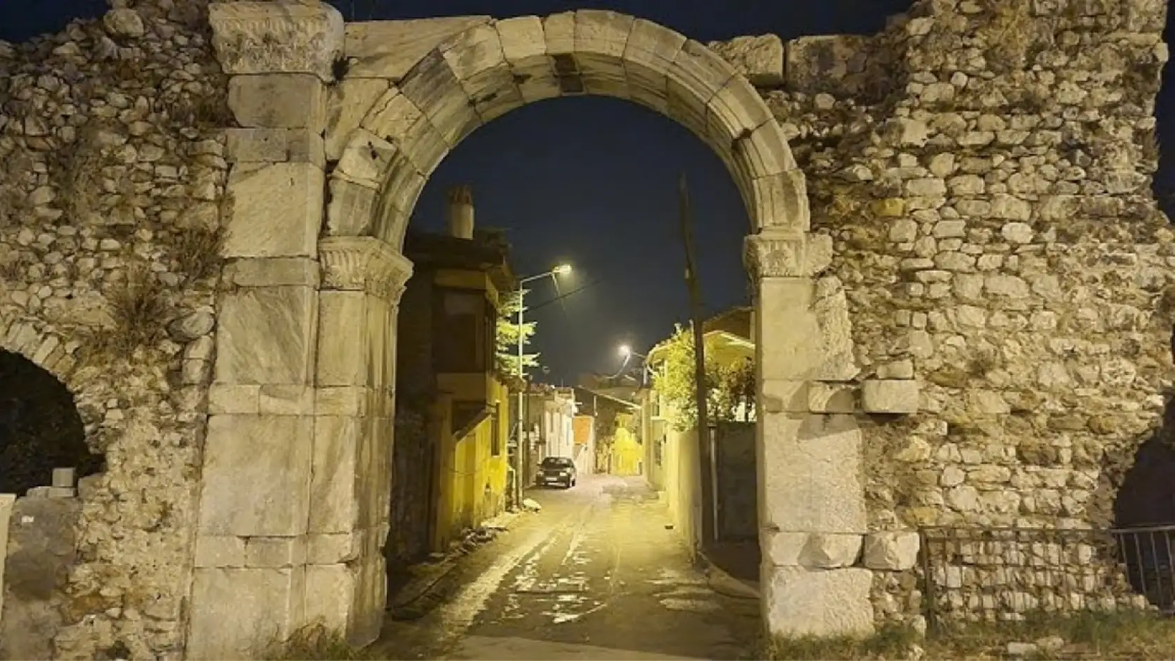 Milas'ta bulunan bu kapıdan geçen herkes tanrıların gözü önündeydi