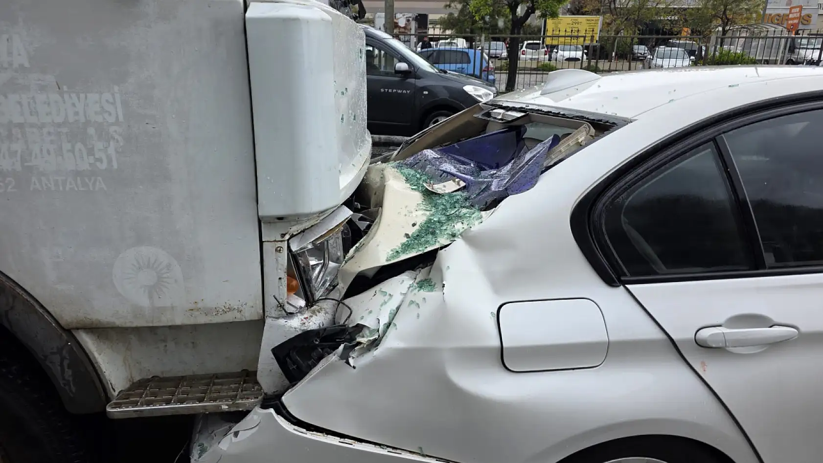 Milas'ta 4 aracın karıştığı zincirleme kazada 3 kişi yaralandı