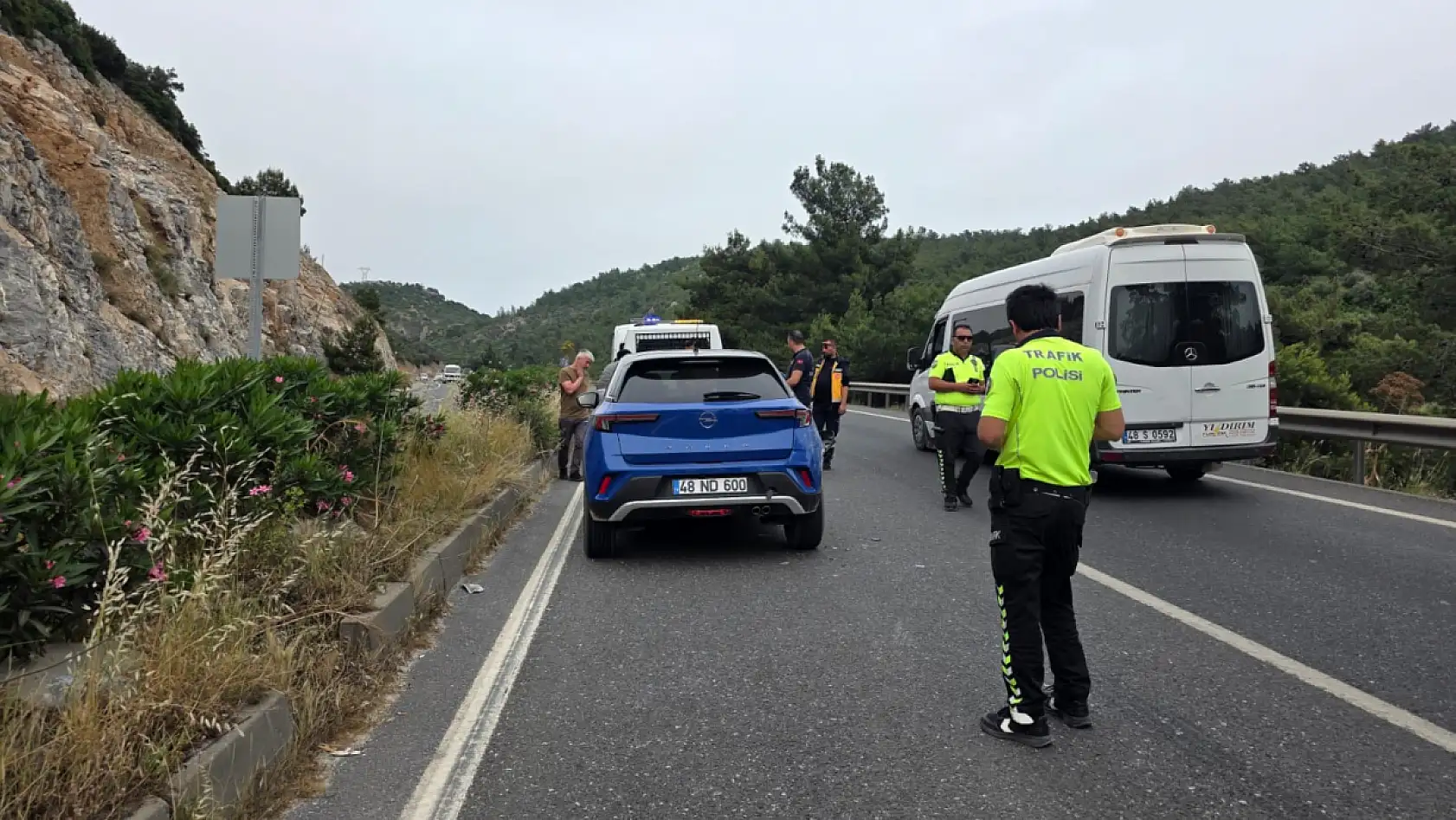 Milas Bodrum karayolunda kazayı izlemeye gelen köpeği ezilmekten polis kurtardı