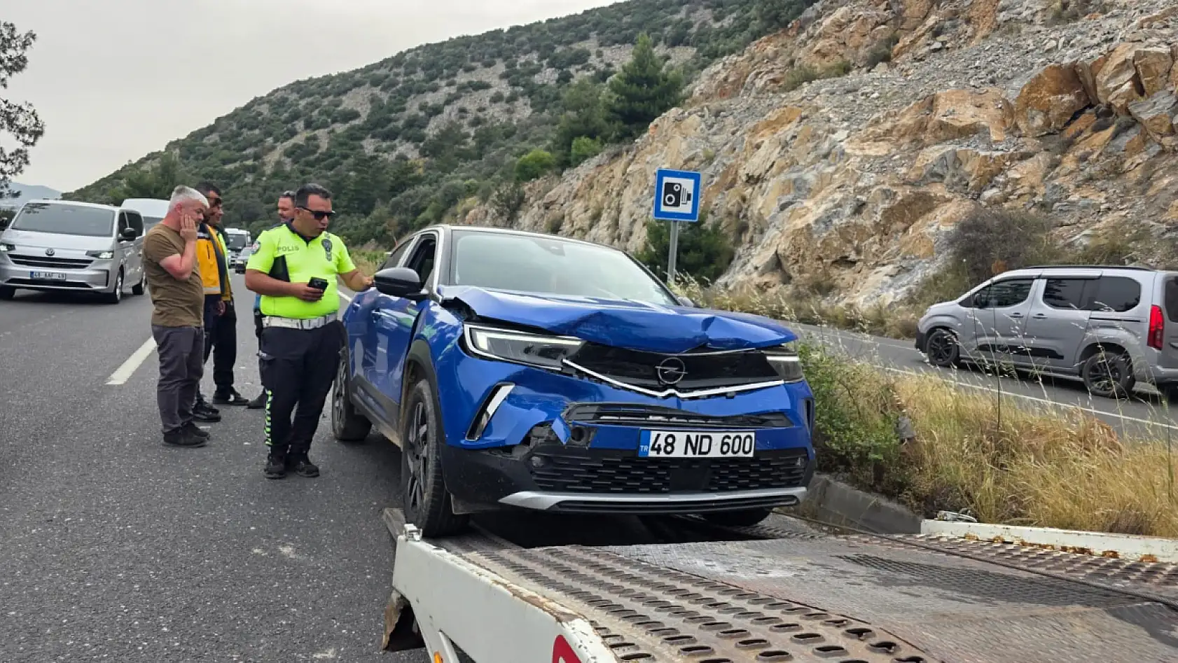 Milas Bodrum karayolunda kazayı izlemeye gelen köpeği ezilmekten polis kurtardı