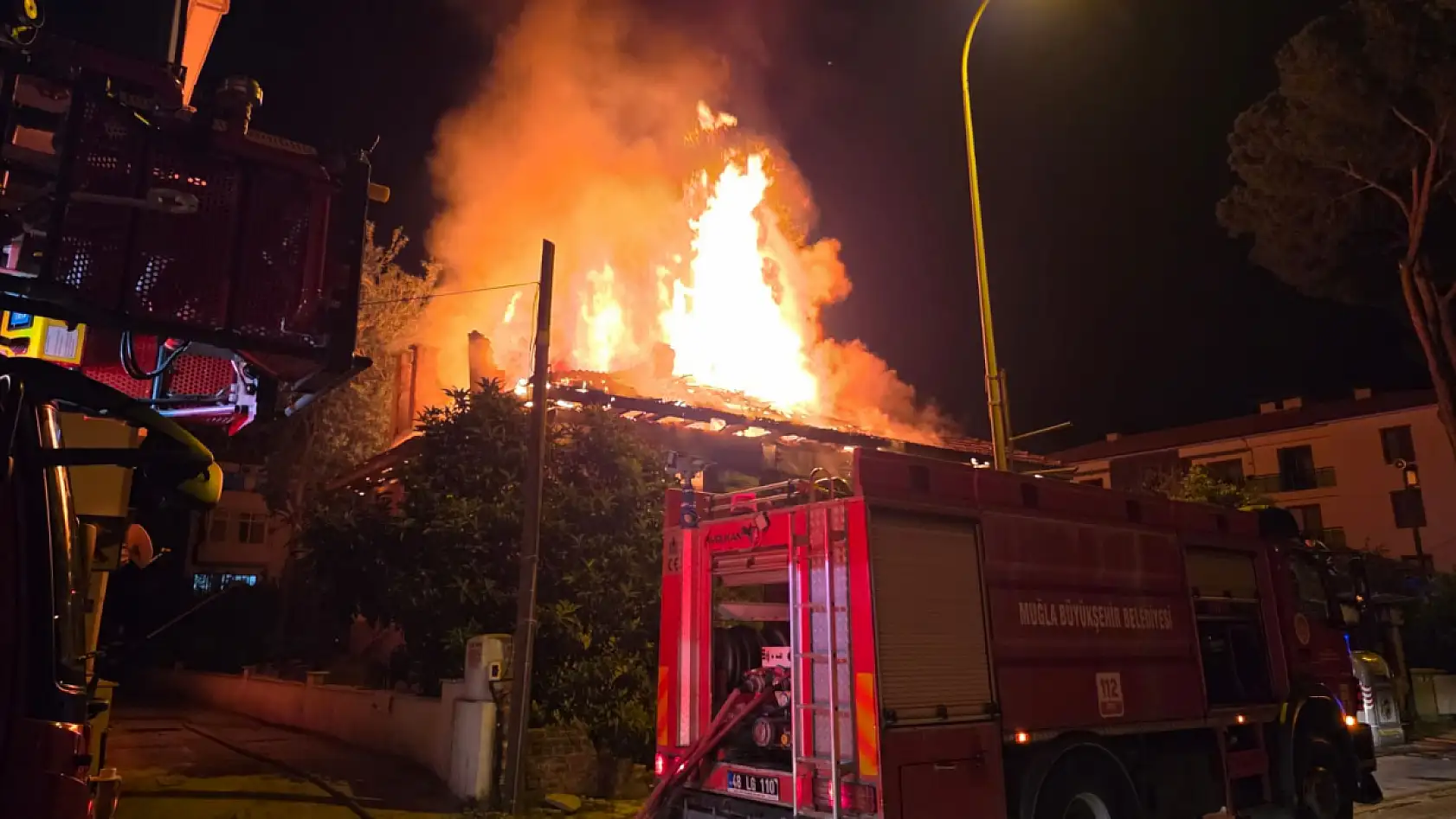 Milas Zafer Caddesi'nde geceyi aydınlatan yangın korkuttu
