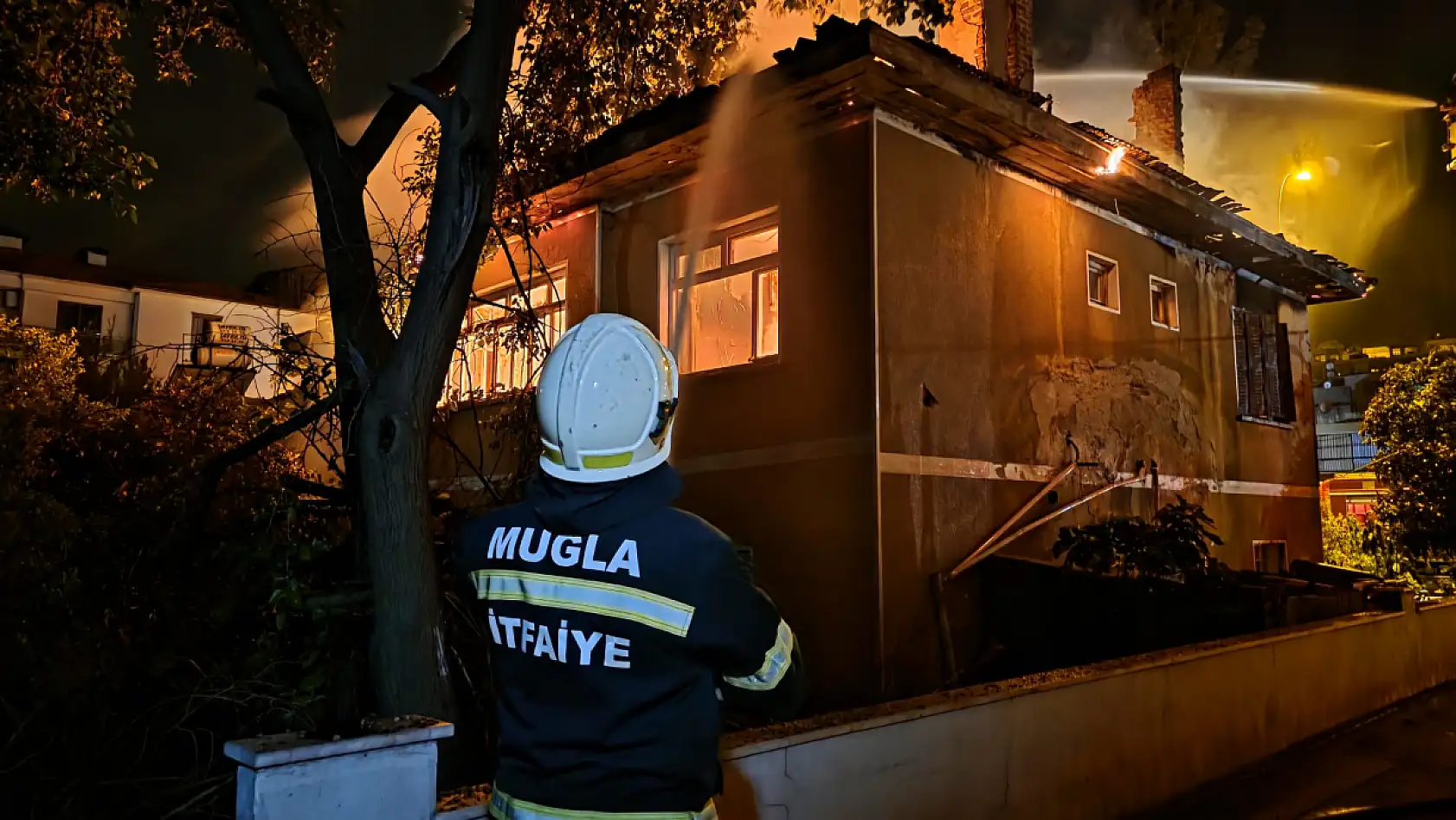 Milas Zafer Caddesi'nde geceyi aydınlatan yangın korkuttu