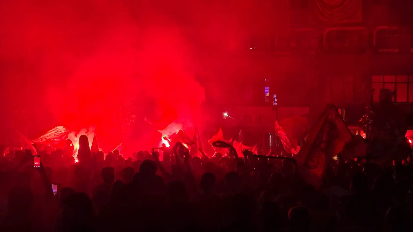 Milas'ta sarı kırmızı gece: Atapark'ta binler Galatasaray için toplandı