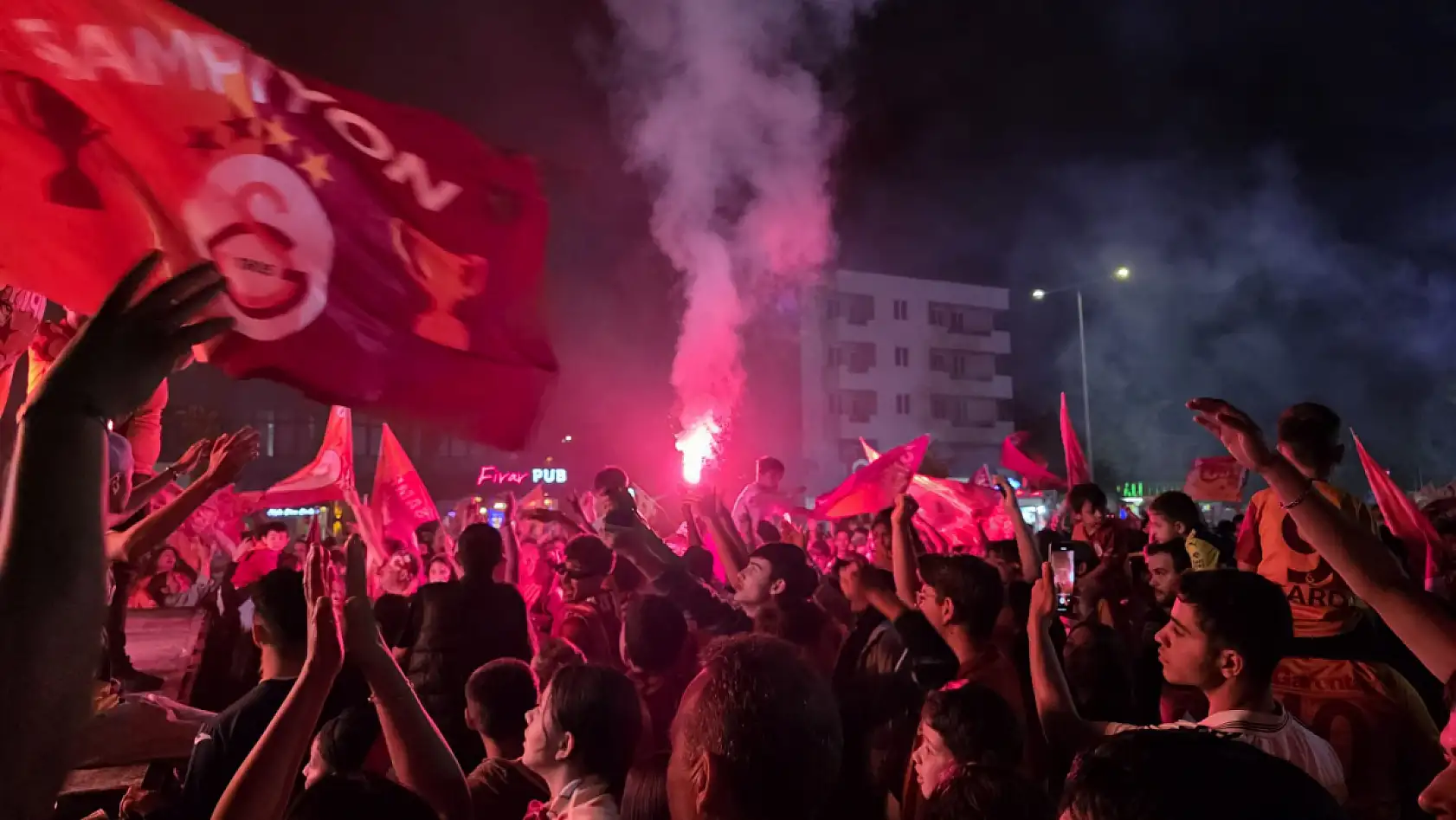 Milas'ta sarı kırmızı gece: Atapark'ta binler Galatasaray için toplandı