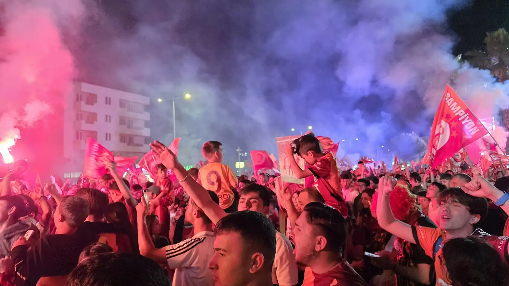 Milas'ta sarı kırmızı gece: Atapark'ta binler Galatasaray için toplandı