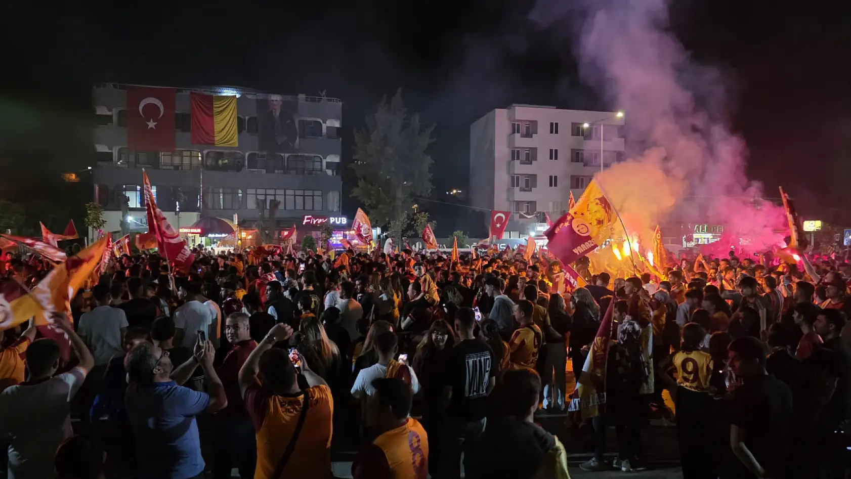 Milas'ta sarı kırmızı gece: Atapark'ta binler Galatasaray için toplandı