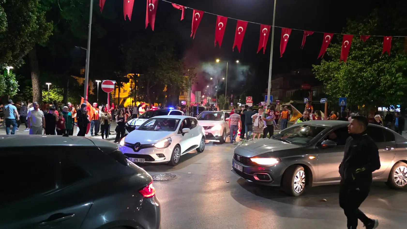 Milas'ta sarı kırmızı gece: Atapark'ta binler Galatasaray için toplandı