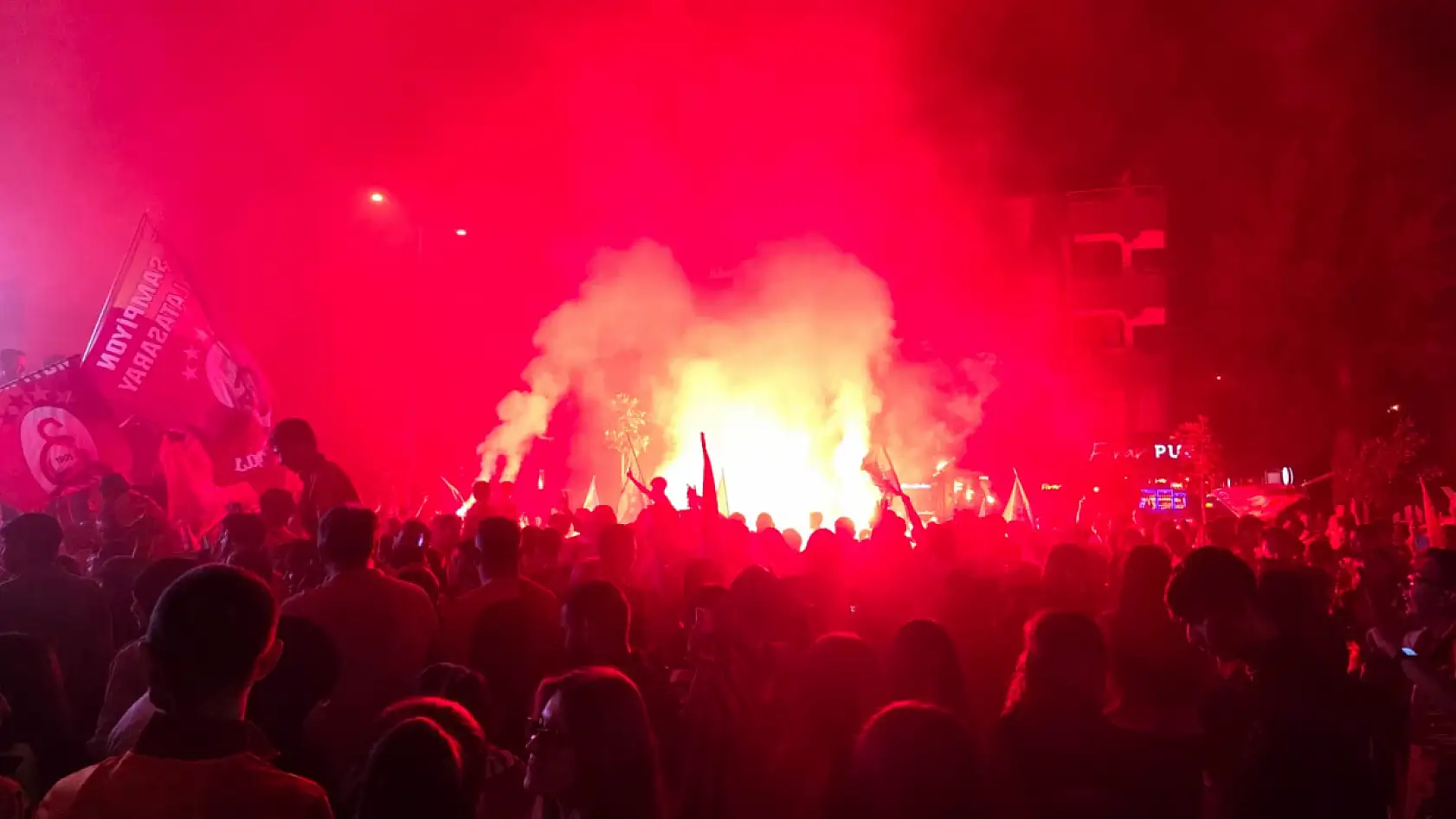Milas'ta sarı kırmızı gece: Atapark'ta binler Galatasaray için toplandı