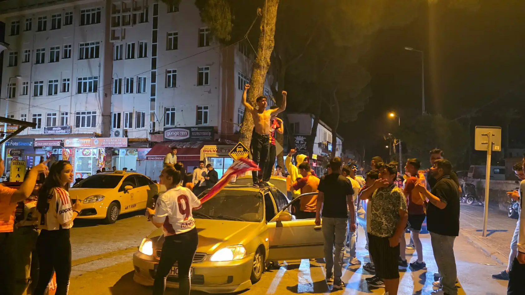 Milas'ta sarı kırmızı gece: Atapark'ta binler Galatasaray için toplandı