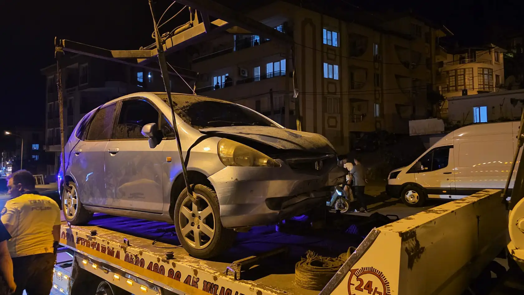 Milas'ta korkutan kaza: Otomobil şarampolde askıda kaldı 2 kişi yaralandı