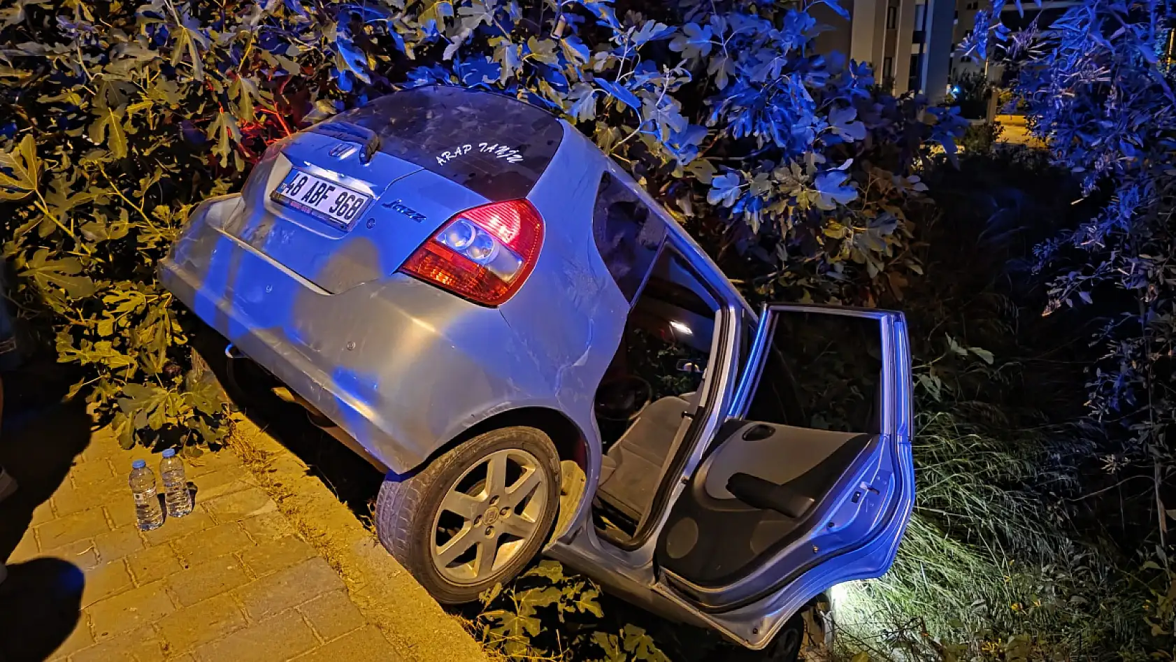 İstinat duvarı ile yol arasında askıda kaldı 2 yaralı 1 Milas'ta korkutan kaza: Otomobil şarampolde askıda kaldı 2 kişi yaralandı