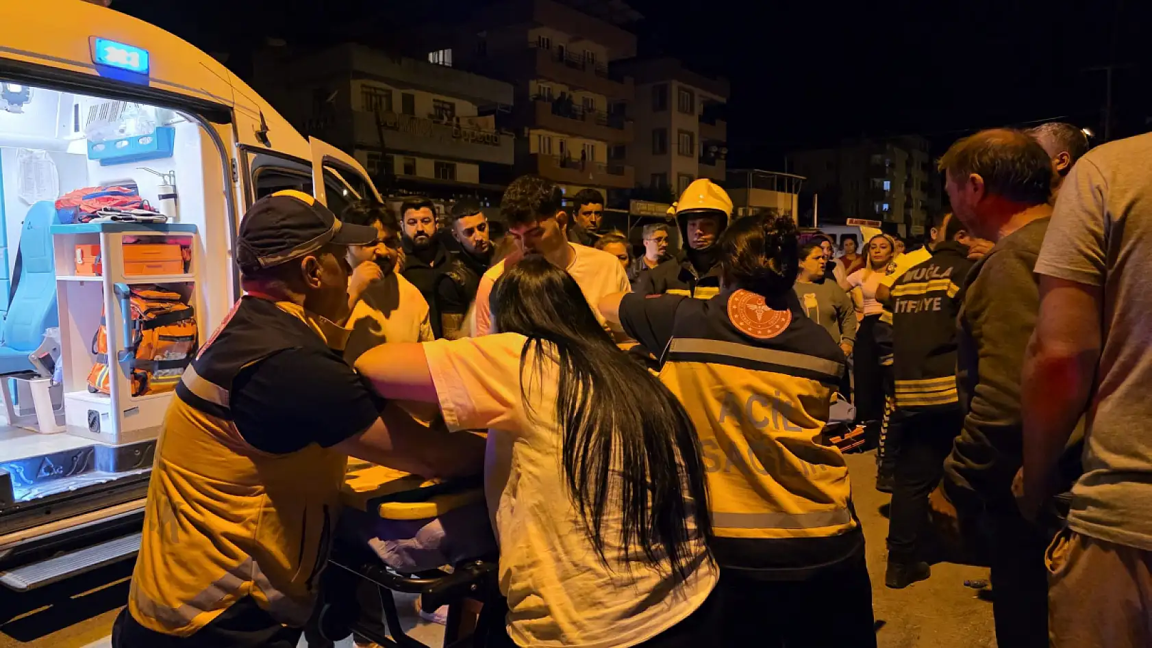 Milas'ta korkutan kaza: Otomobil şarampolde askıda kaldı 2 kişi yaralandı