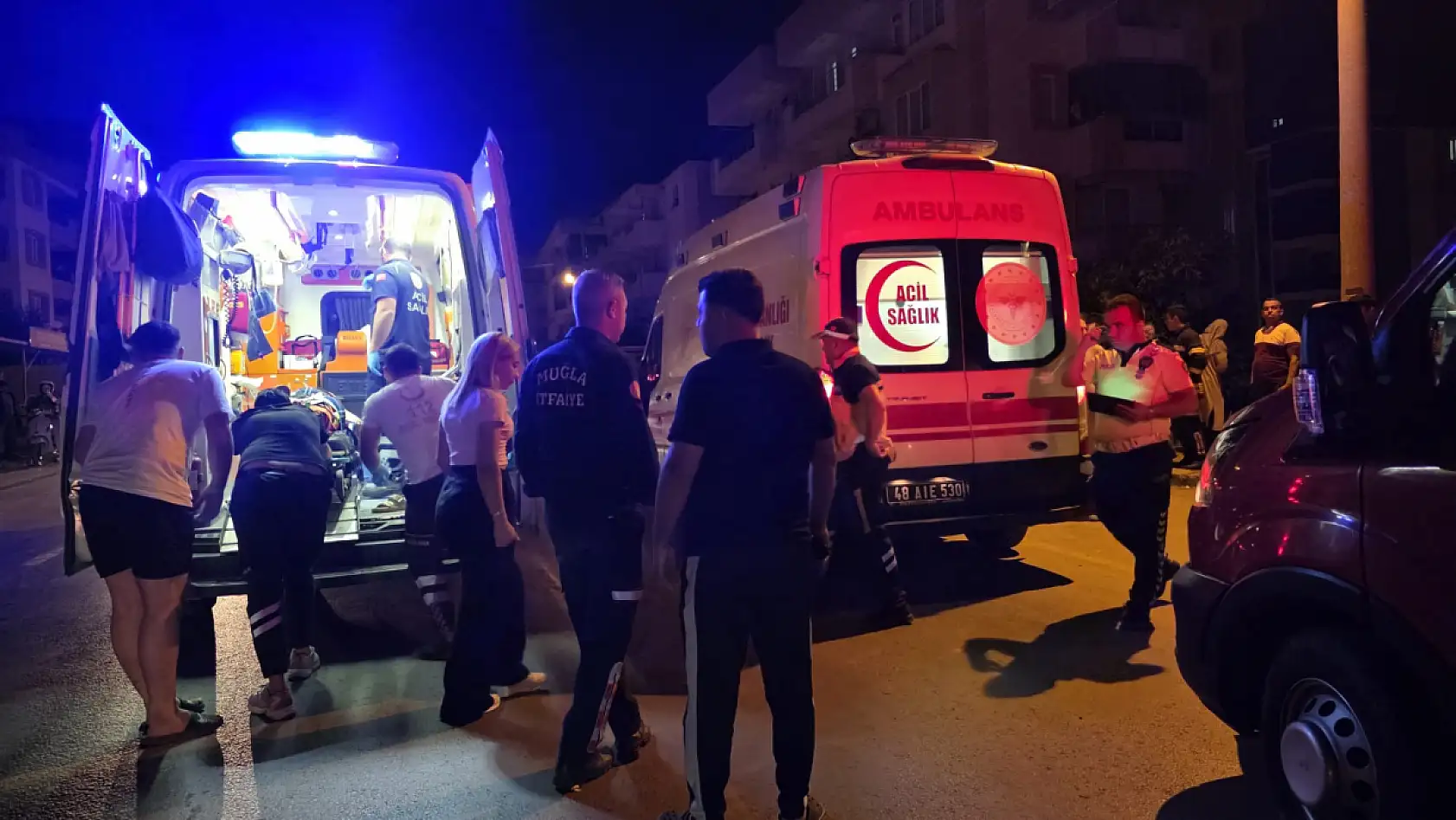 Milas'ta korkutan kaza: Otomobil şarampolde askıda kaldı 2 kişi yaralandı