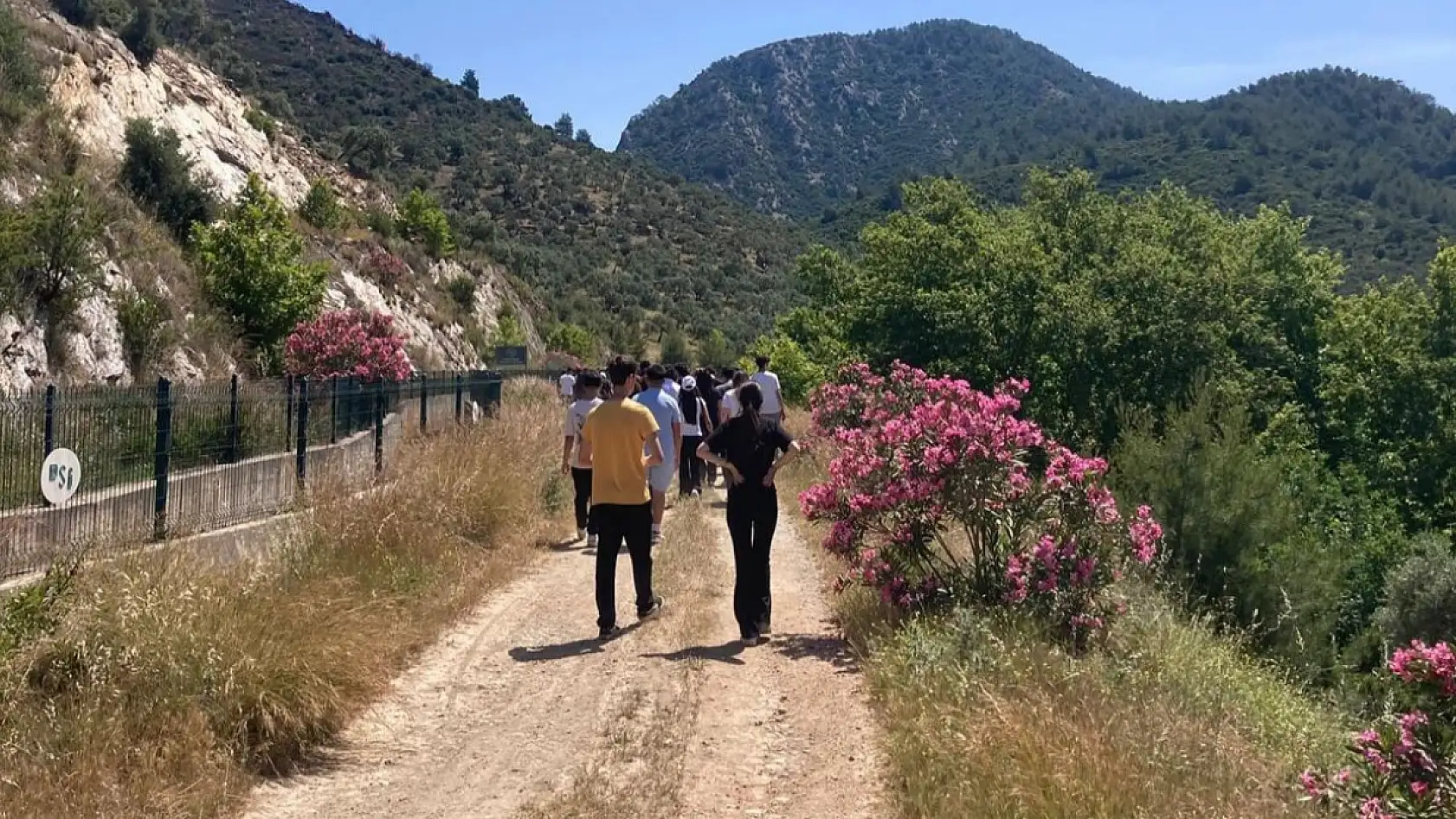 Milas'ta öğrenciler çevreyi korumak için yürüdü