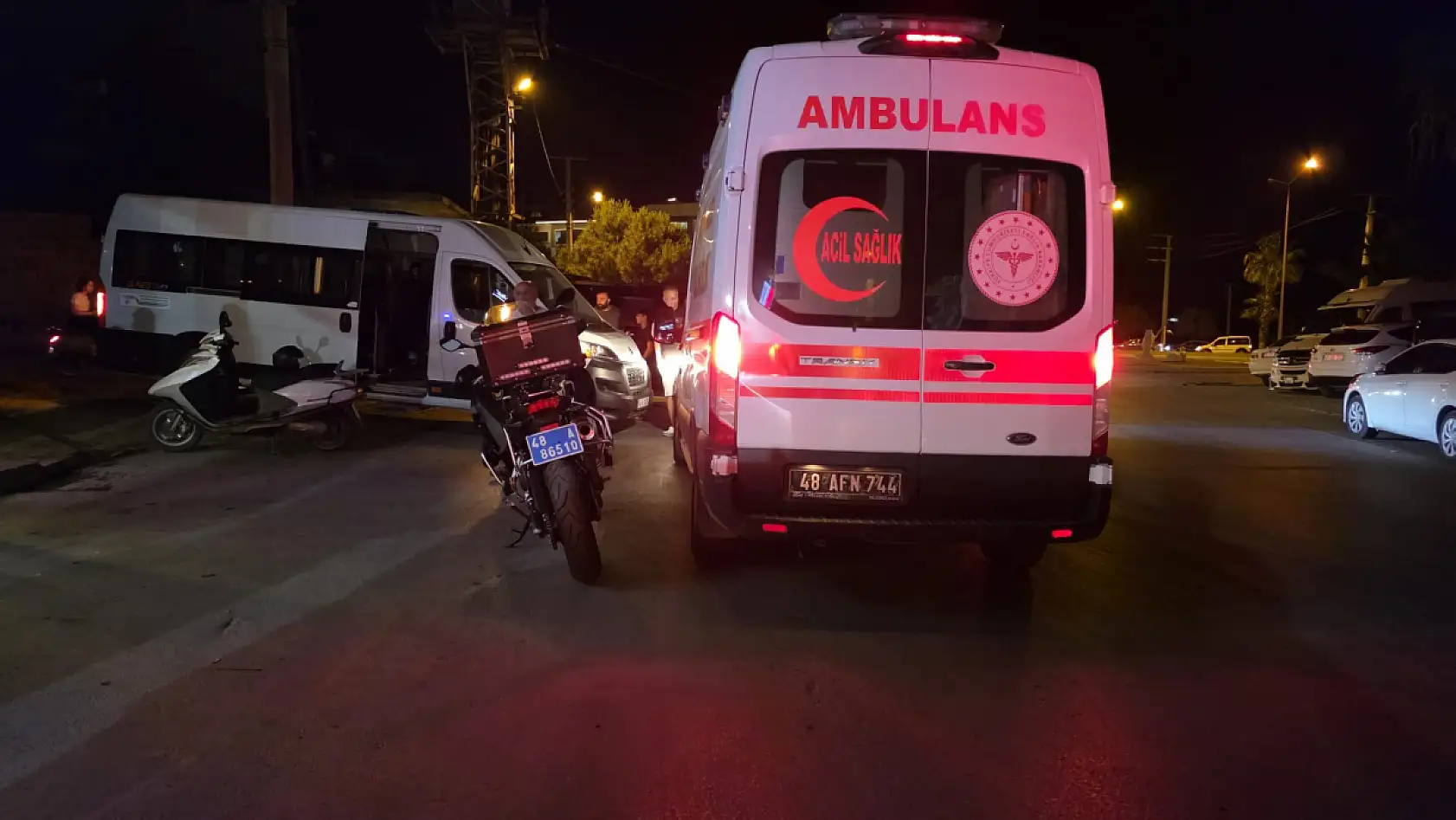 Milas'ta minibüs motosiklete çarptı: 16 yaşındaki sürücünün parmakları kırıldı