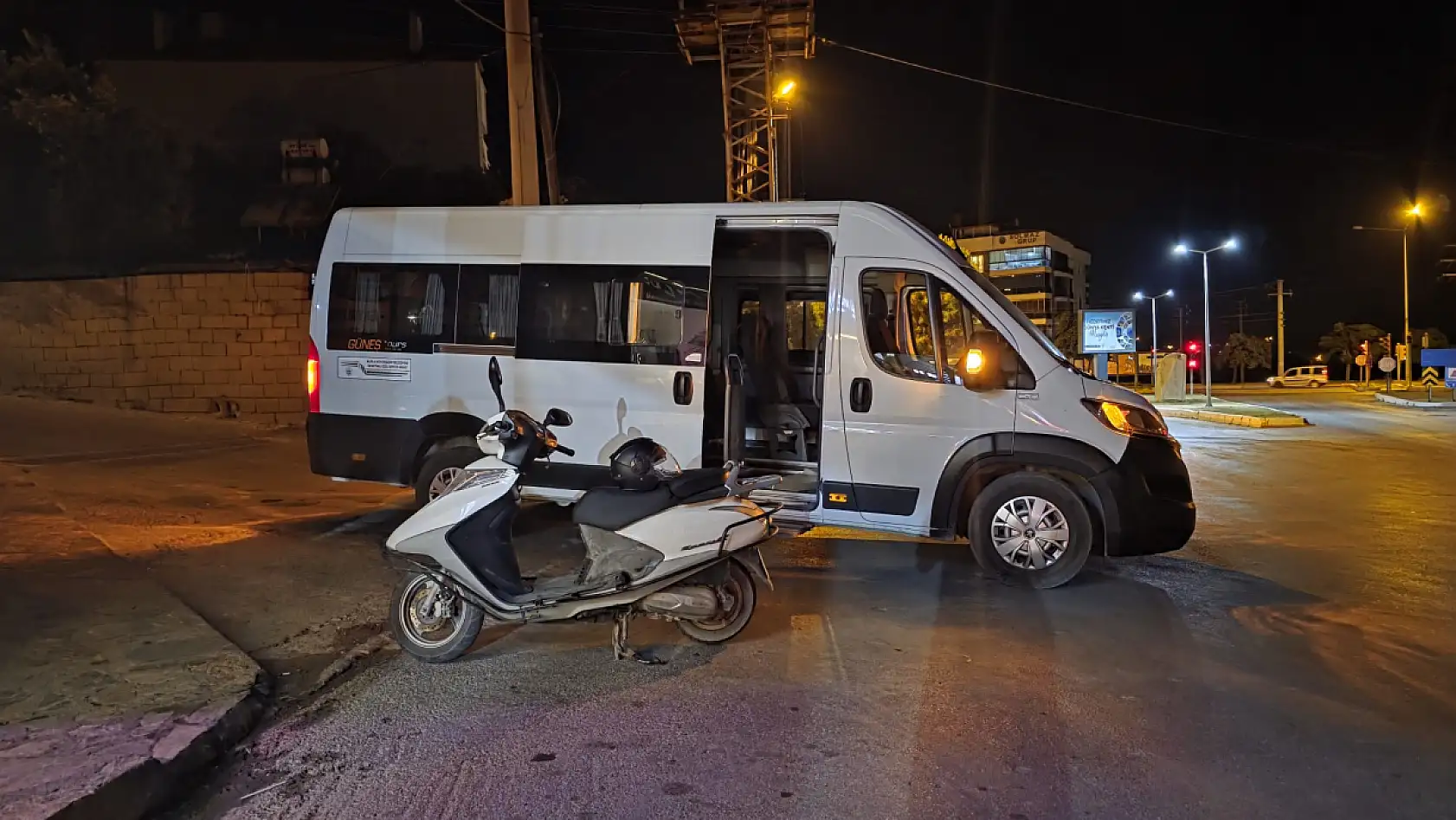 Milas'ta minibüs motosiklete çarptı: 16 yaşındaki sürücünün parmakları kırıldı