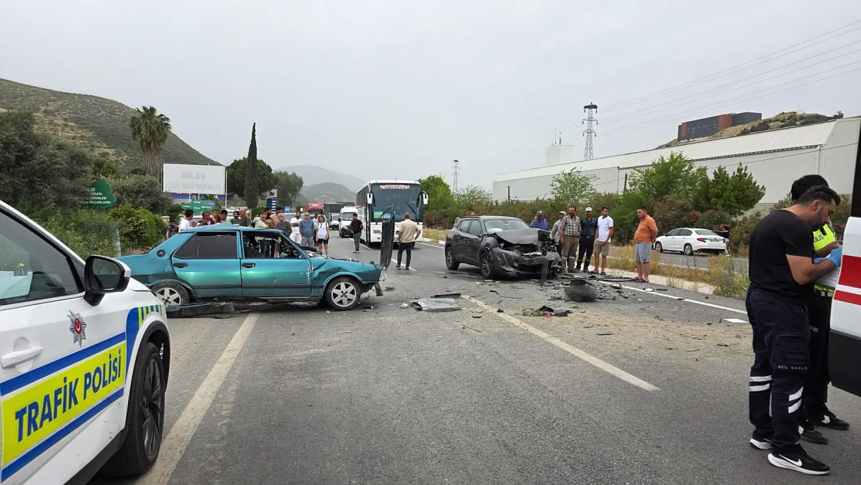 Ünlü oyuncu Şerif Sezer'in Milas'ta karıştığı kazada genç sürücü ağır yaralandı