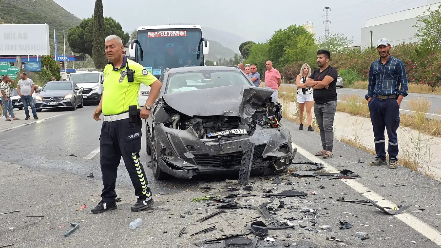 Ünlü oyuncu Şerif Sezer'in Milas'ta karıştığı kazada genç sürücü ağır yaralandı
