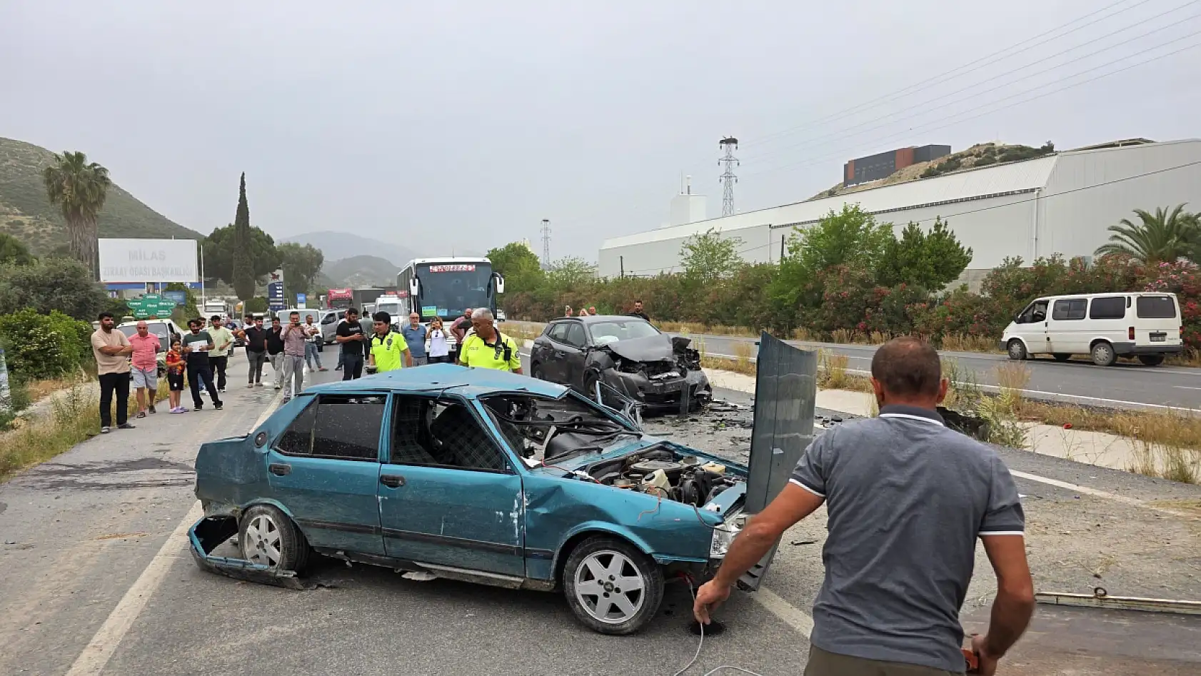 Ünlü oyuncu Şerif Sezer'in Milas'ta karıştığı kazada genç sürücü ağır yaralandı