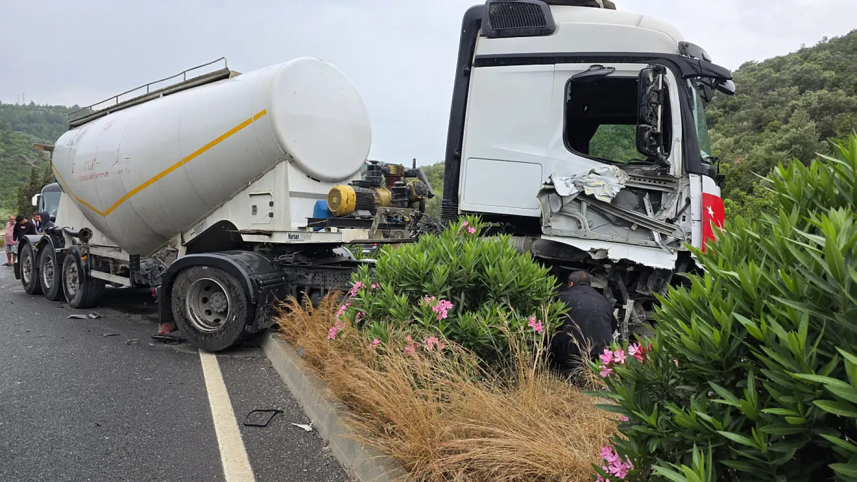 Milas'ta Tır ve Kamyon Kazası: Araçlar Yol Ortasında Kaldı Trafik Kilitlendi