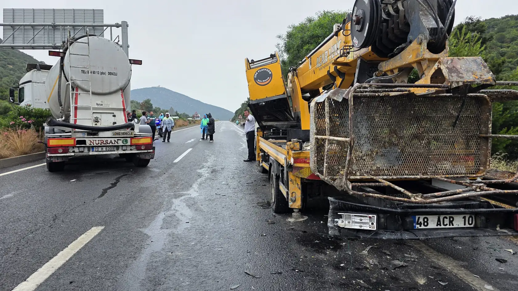 Milas'ta Tır ve Kamyon Kazası: Araçlar Yol Ortasında Kaldı Trafik Kilitlendi