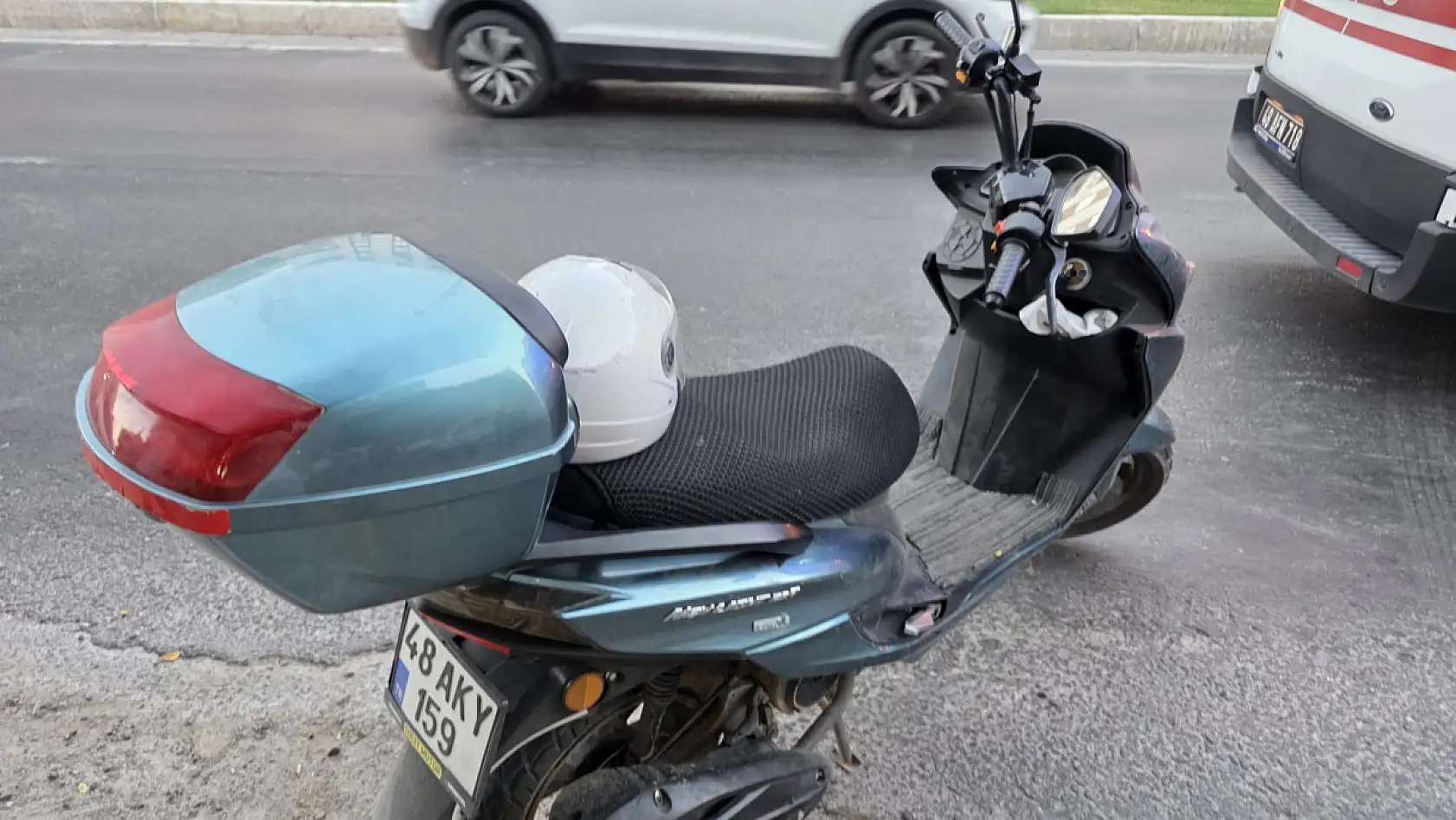 Milas'ta Ters Yönden Gelen Motosiklet Otomobile Çarptı: 2 Yaralı