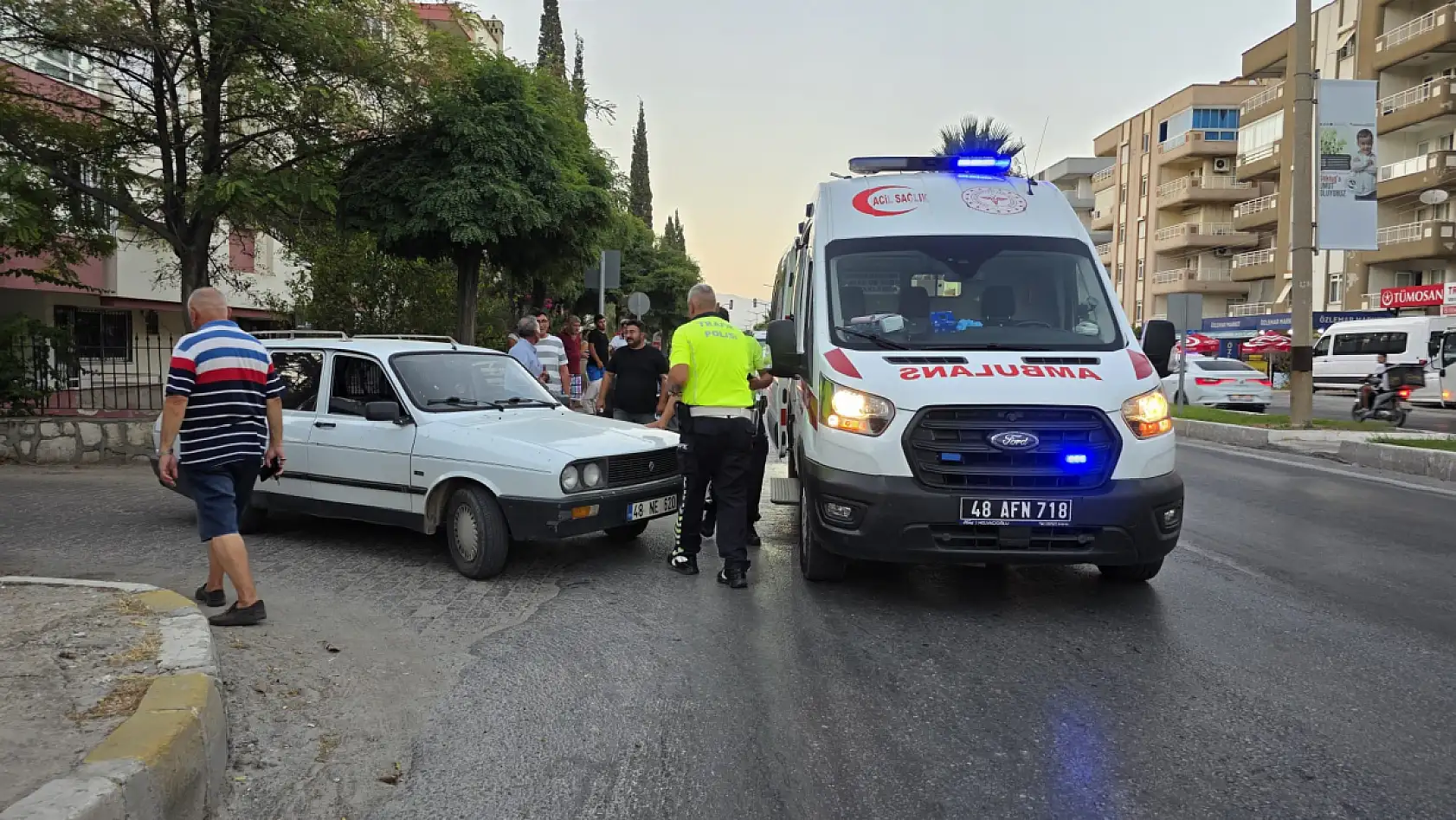 Milas'ta Ters Yönden Gelen Motosiklet Otomobile Çarptı: 2 Yaralı