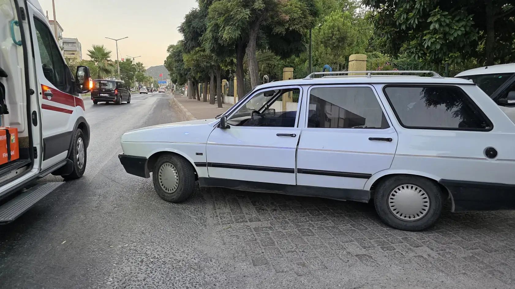 Milas'ta Ters Yönden Gelen Motosiklet Otomobile Çarptı: 2 Yaralı