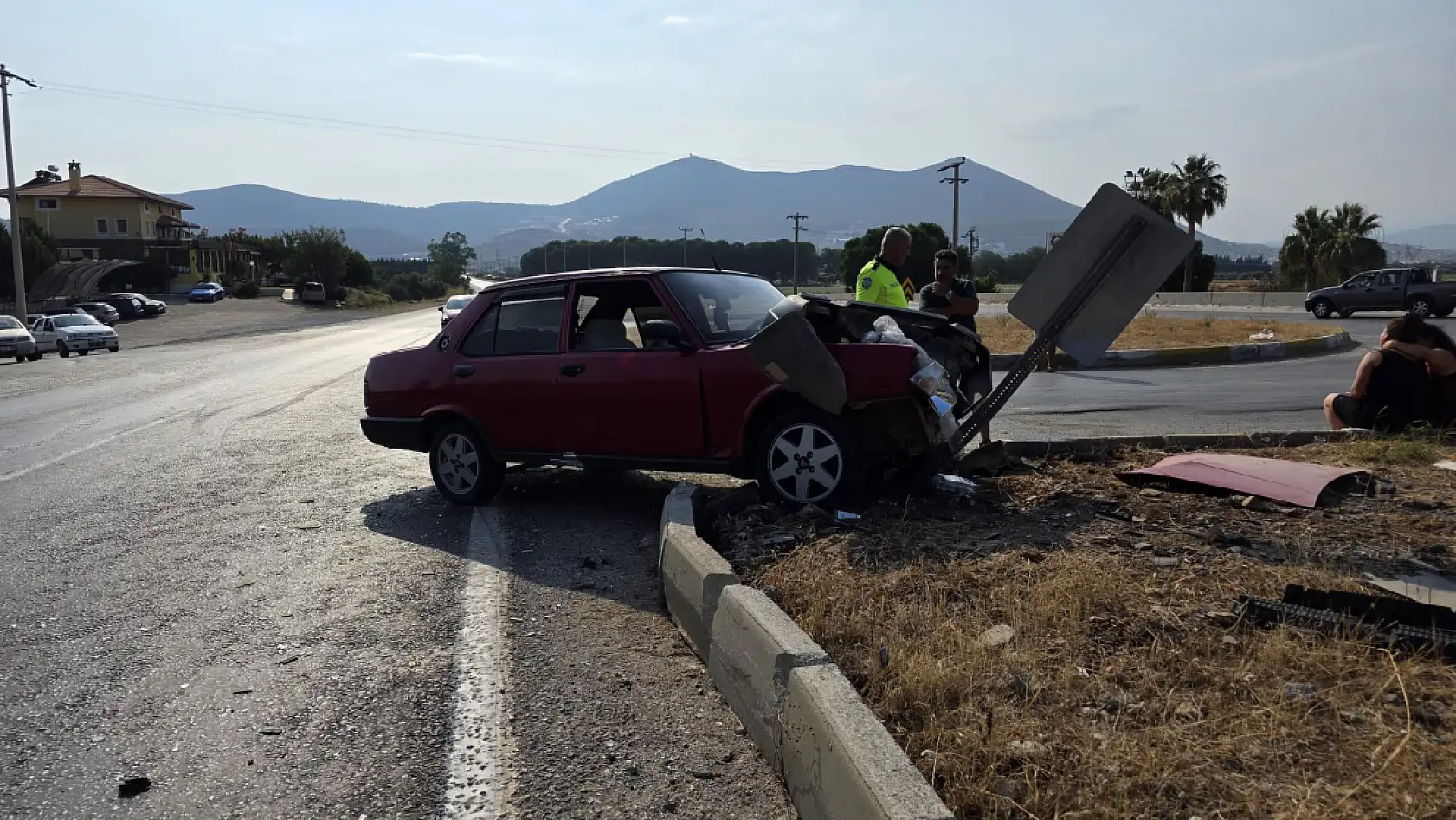 Milas-Yatağan Karayolunda Korkutan Kaza: Araç Kullanılamaz Hale Geldi