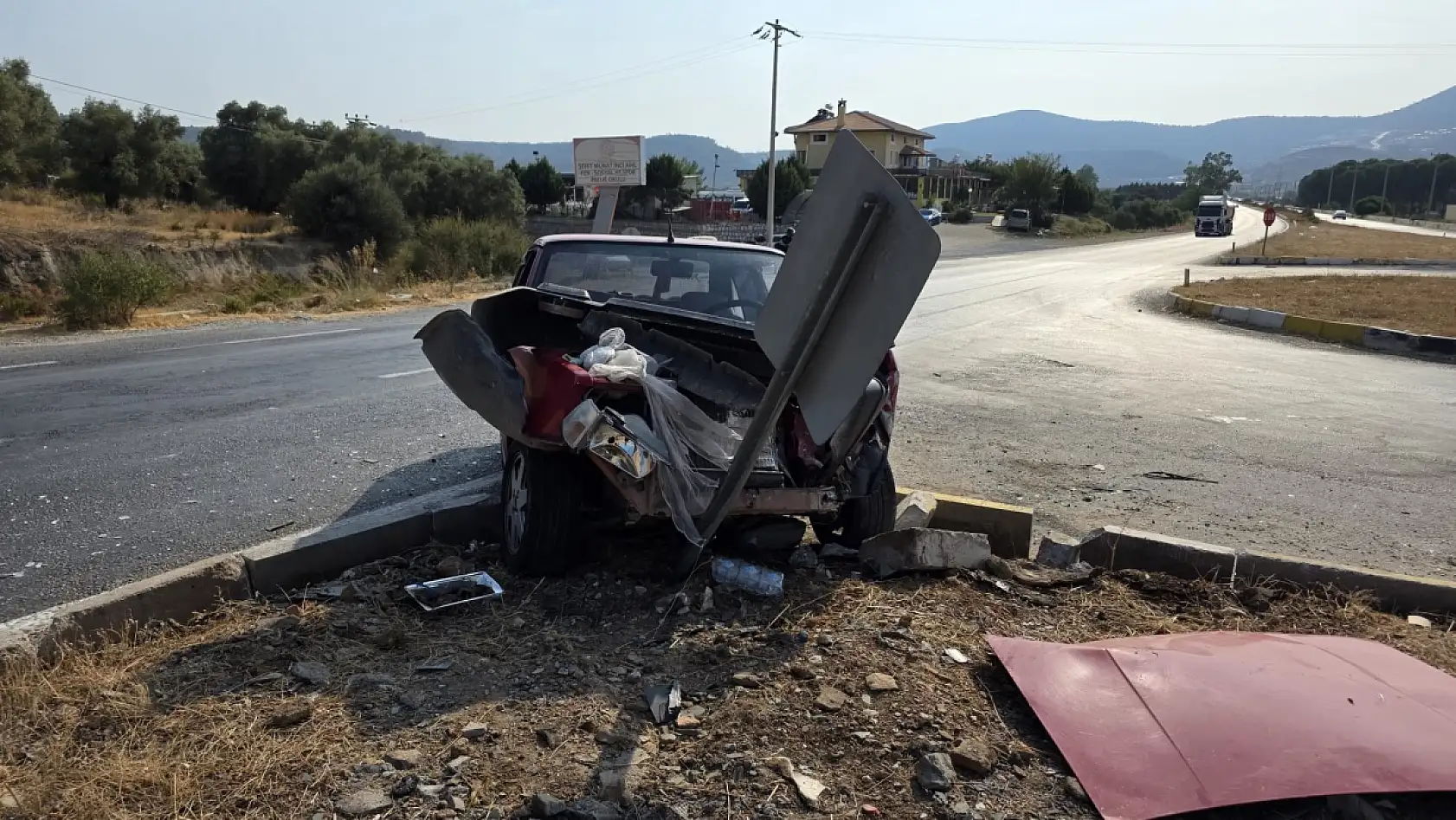 Milas-Yatağan Karayolunda Korkutan Kaza: Araç Kullanılamaz Hale Geldi