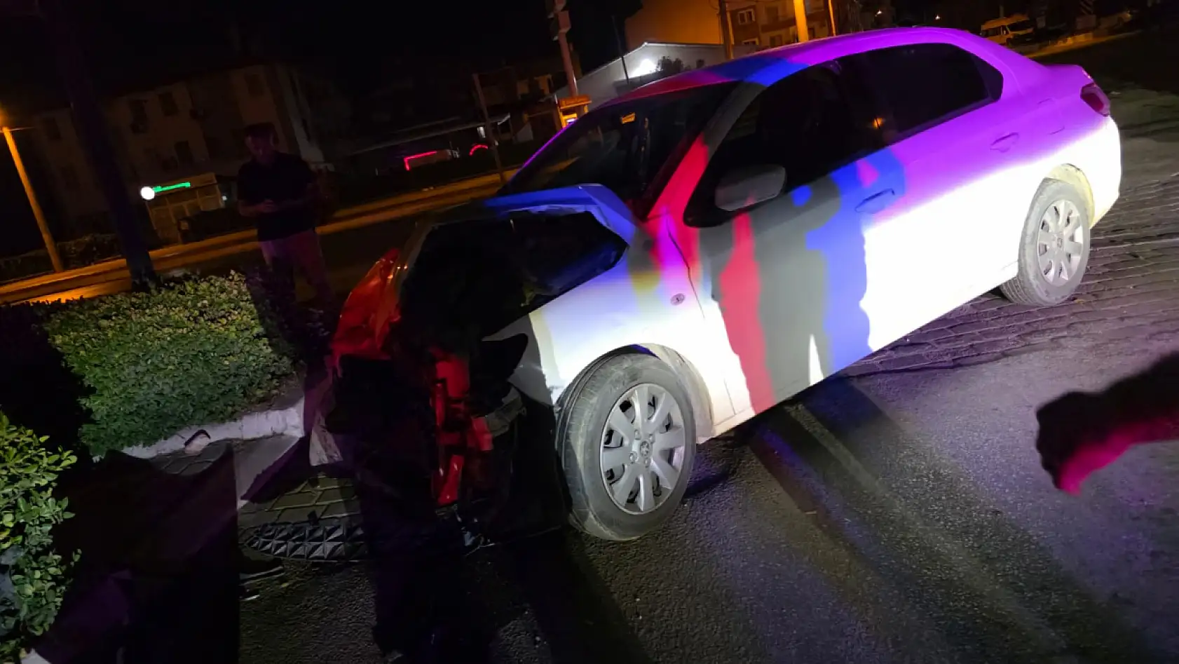 Milas'ta Otomobil ve Kamyonet Kafa Kafaya Çarpıştı: 1 Kişi Yaralandı