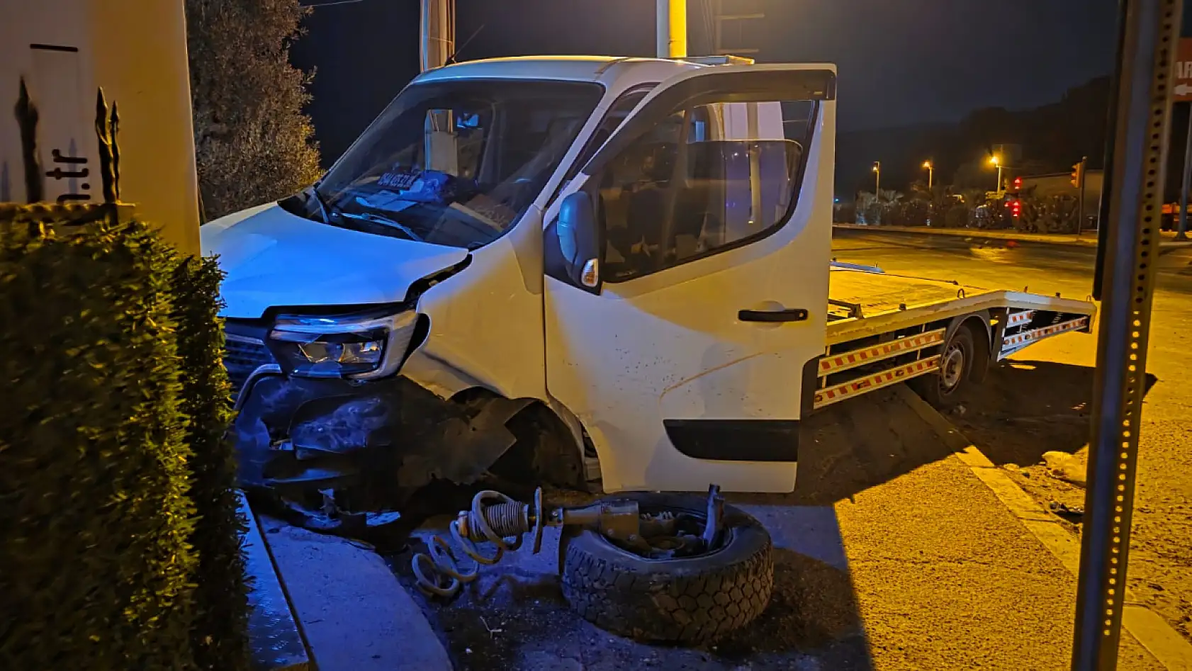 Milas'ta Otomobil ve Kamyonet Kafa Kafaya Çarpıştı: 1 Kişi Yaralandı