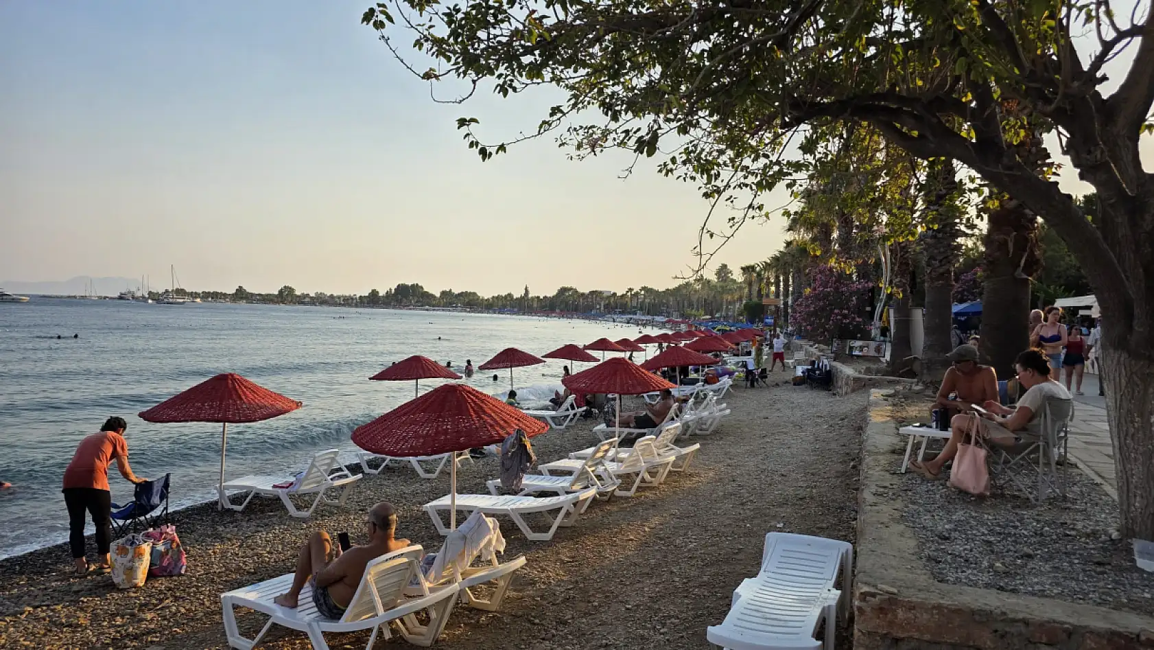 Milas'ta Termometreler 40 Dereceyi Aştı, Sahiller Doldu