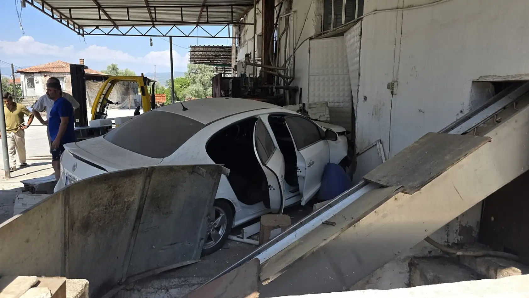 Milas'ta Sollama Faciası: Otomobil Şarampolden Uçup Fabrikaya Çarptı: 3 Yaralı