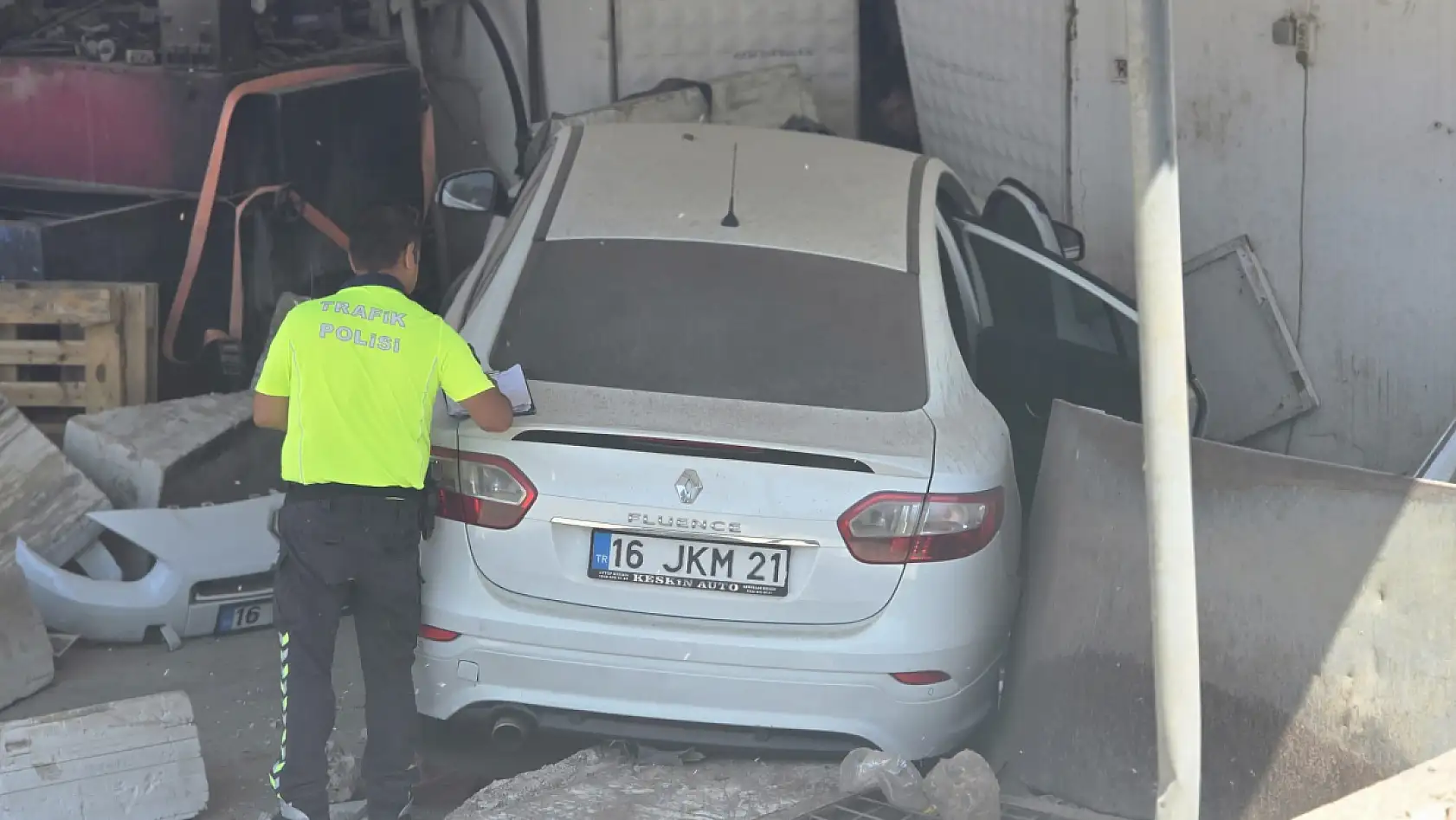 Milas'ta Sollama Faciası: Otomobil Şarampolden Uçup Fabrikaya Çarptı: 3 Yaralı