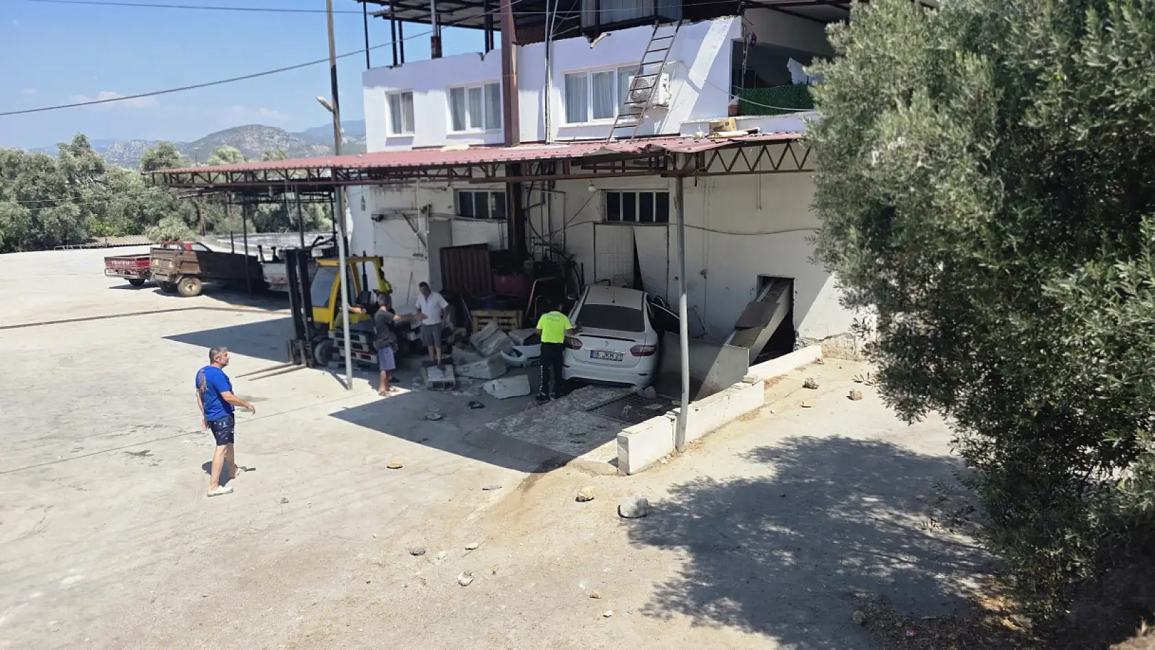 Milas'ta Sollama Faciası: Otomobil Şarampolden Uçup Fabrikaya Çarptı: 3 Yaralı