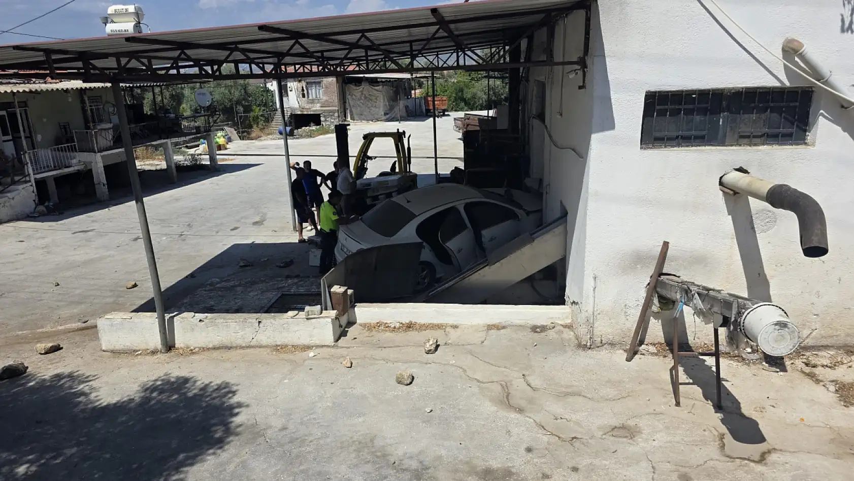 Milas'ta Sollama Faciası: Otomobil Şarampolden Uçup Fabrikaya Çarptı: 3 Yaralı