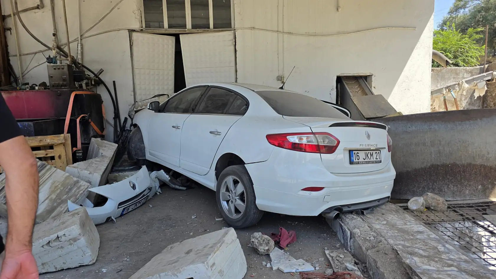 Milas'ta Sollama Faciası: Otomobil Şarampolden Uçup Fabrikaya Çarptı: 3 Yaralı