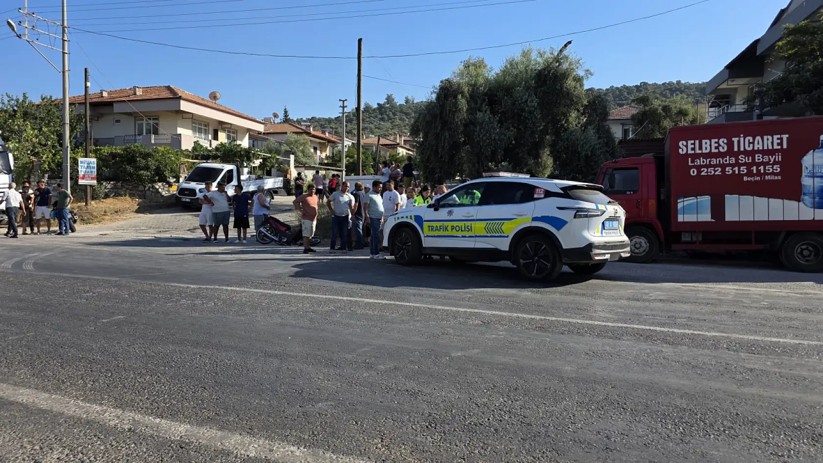 Milas'ta Minibüs ile Motosiklet Çarpıştı: Başhekim İlk Müdahaleyi Yaptı